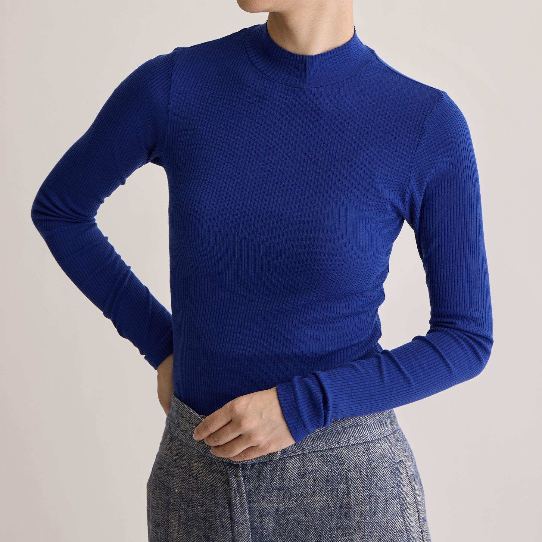 メリノウール100%リブ モックネックトップ, ロイヤルブルーのモデル着用画像(前)