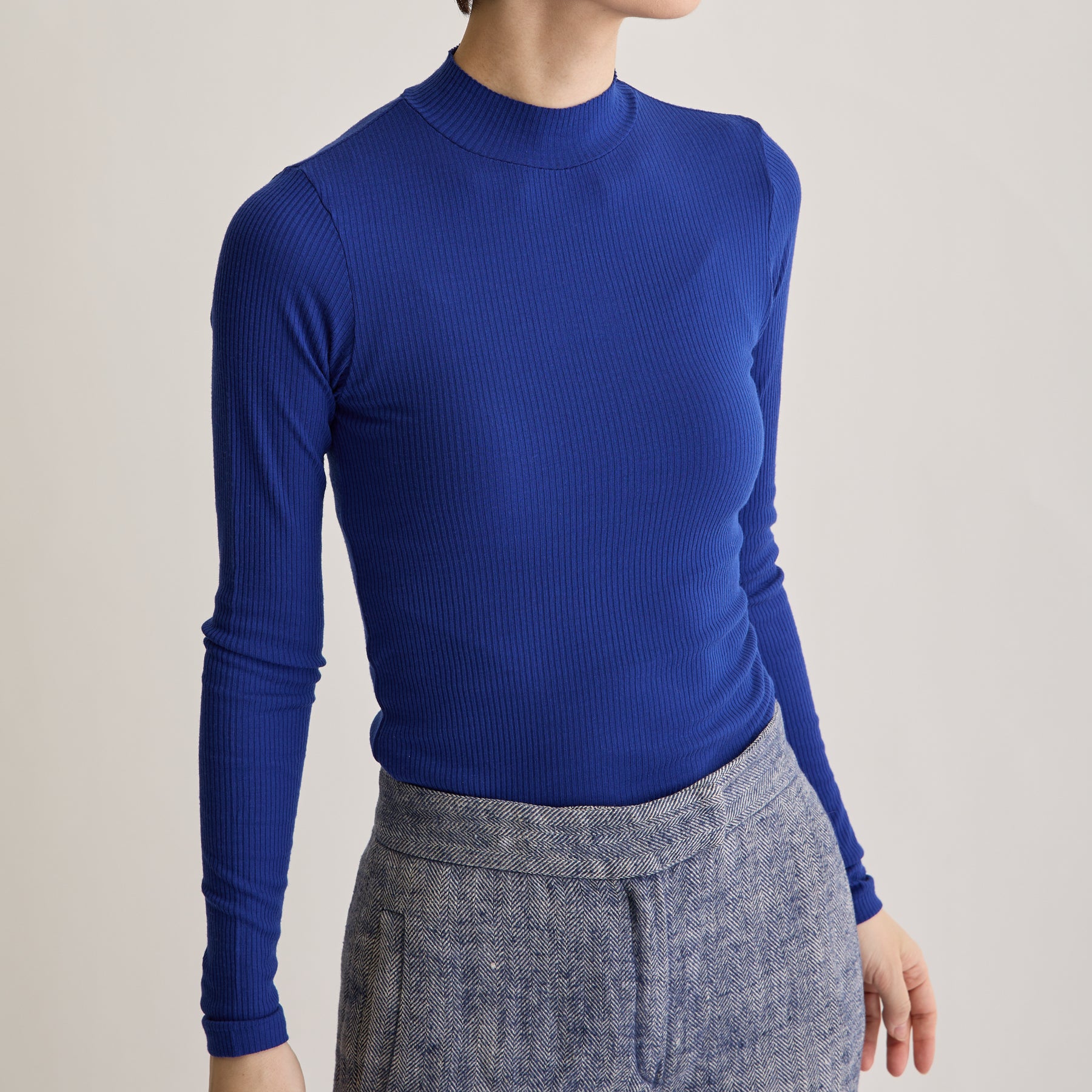 メリノウール100%リブ モックネックトップ, ロイヤルブルーのモデル着用画像(前)