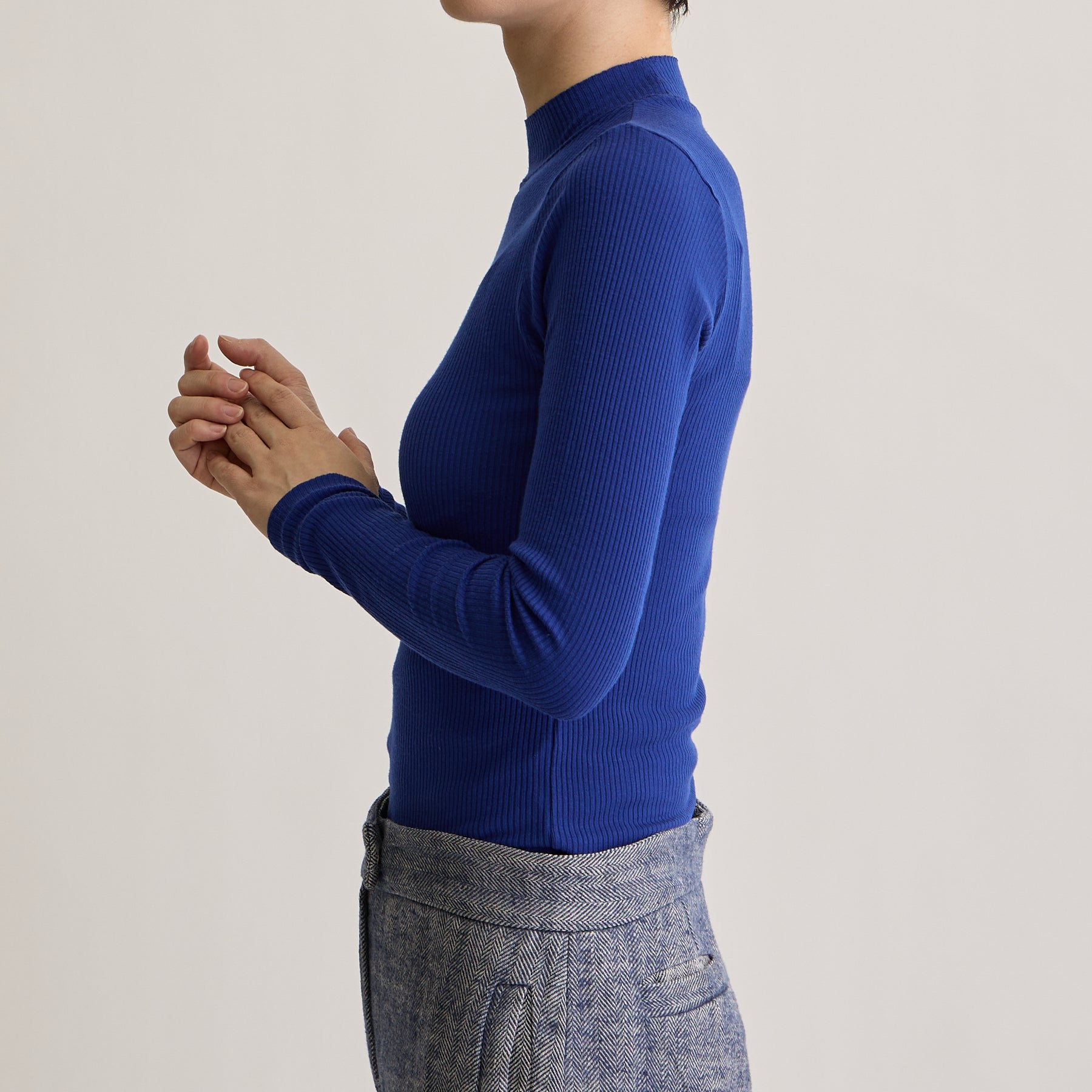 メリノウール100%リブ モックネックトップ, ロイヤルブルーのモデル着用画像(横)
