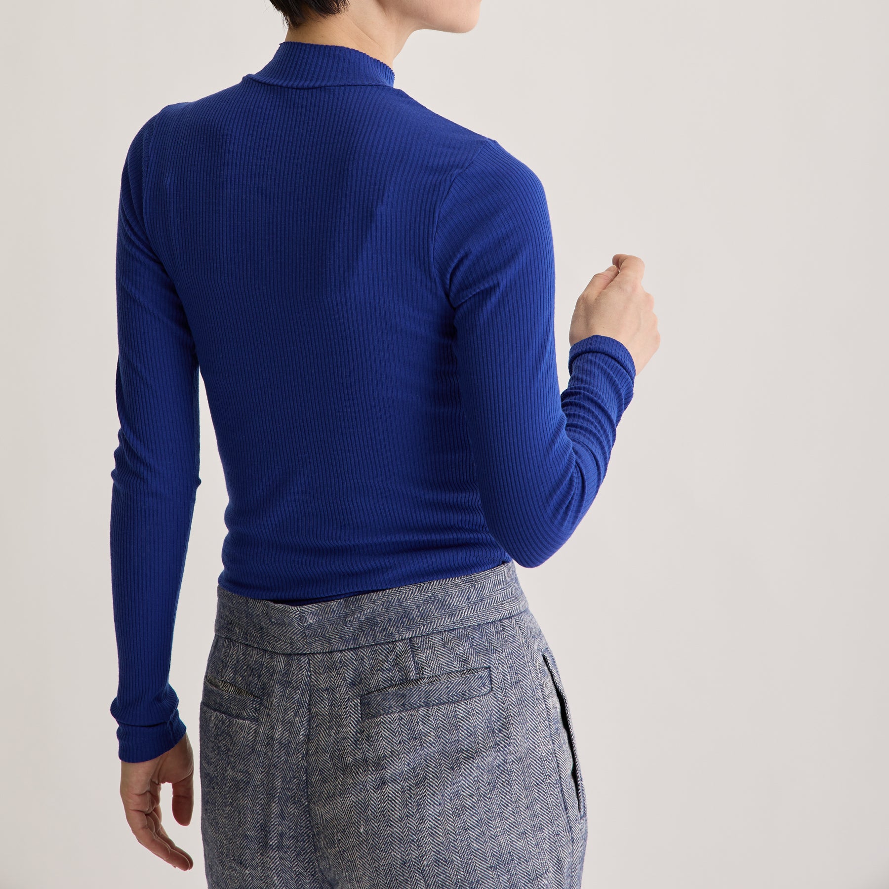 メリノウール100%リブ モックネックトップ, ロイヤルブルーのモデル着用画像(後)
