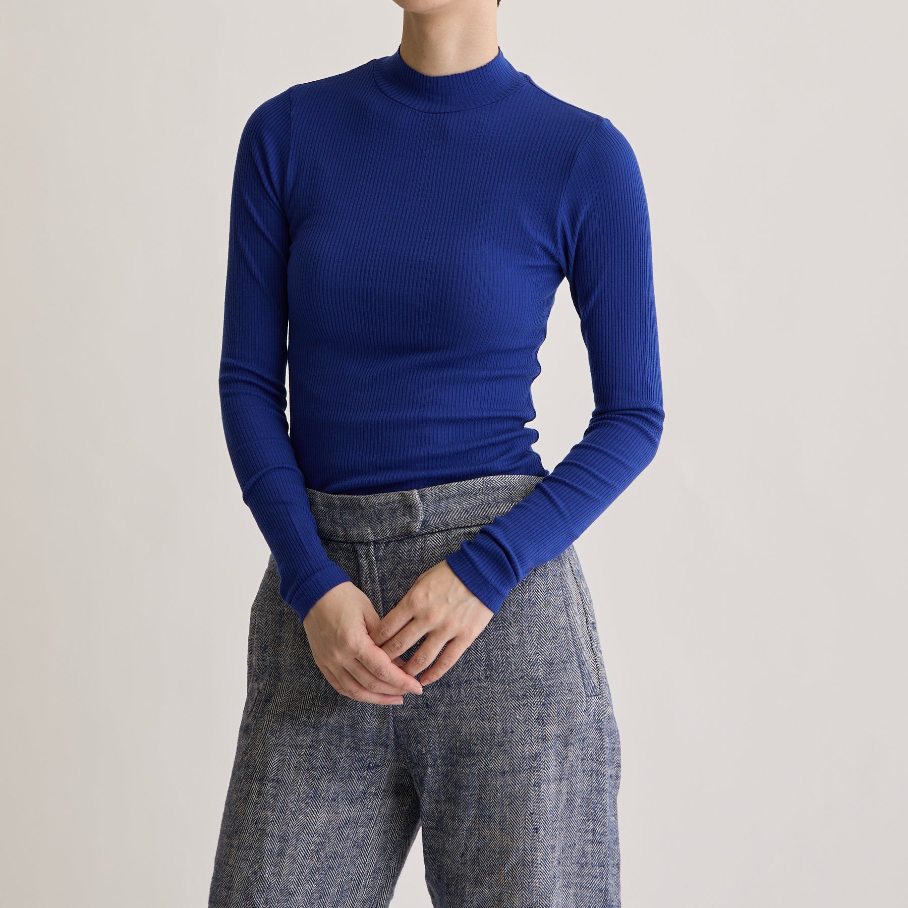 メリノウール100%リブ モックネックトップ, ロイヤルブルーのモデル着用画像(前)