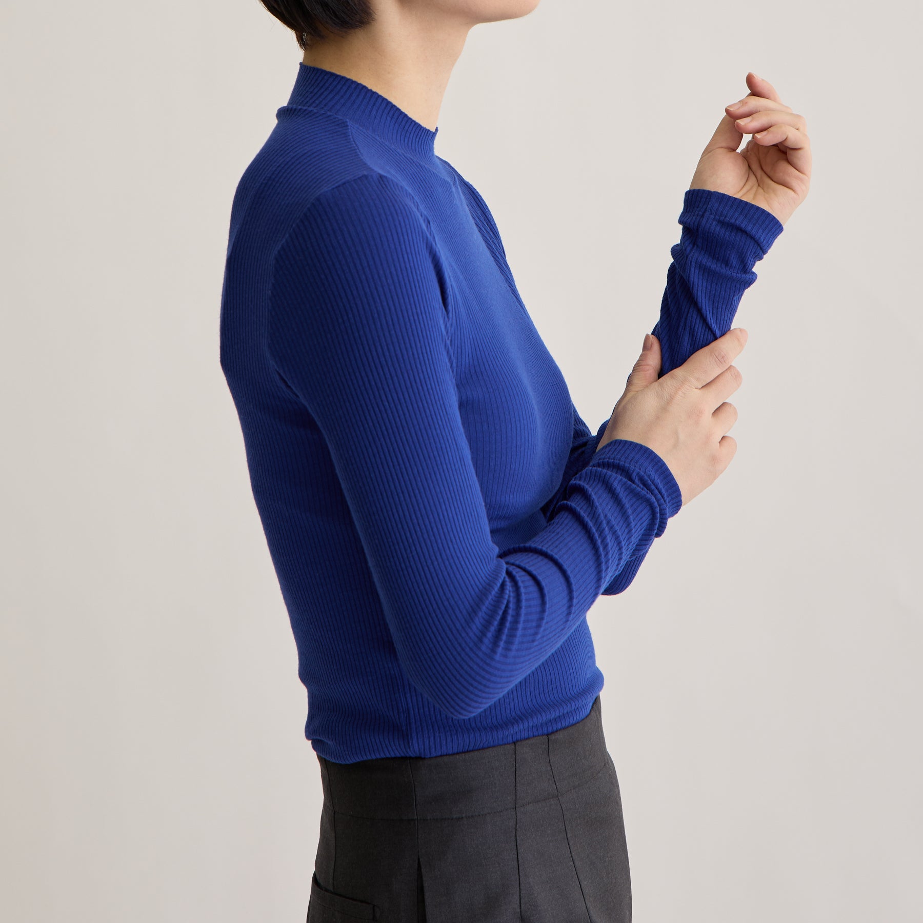 メリノウール100%リブ モックネックトップ, ロイヤルブルーのモデル着用画像(横)
