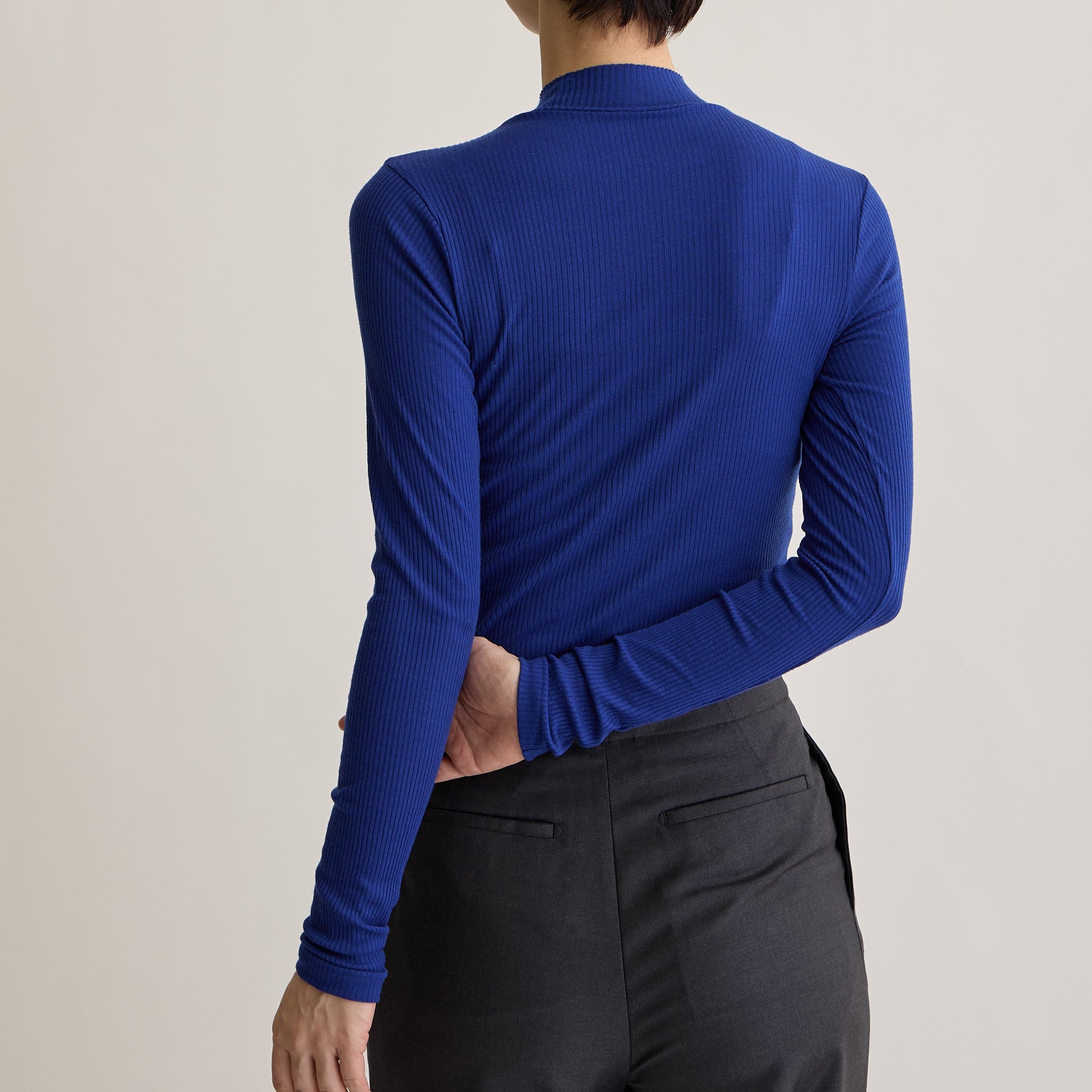 メリノウール100%リブ モックネックトップ, ロイヤルブルーのモデル着用画像(後)