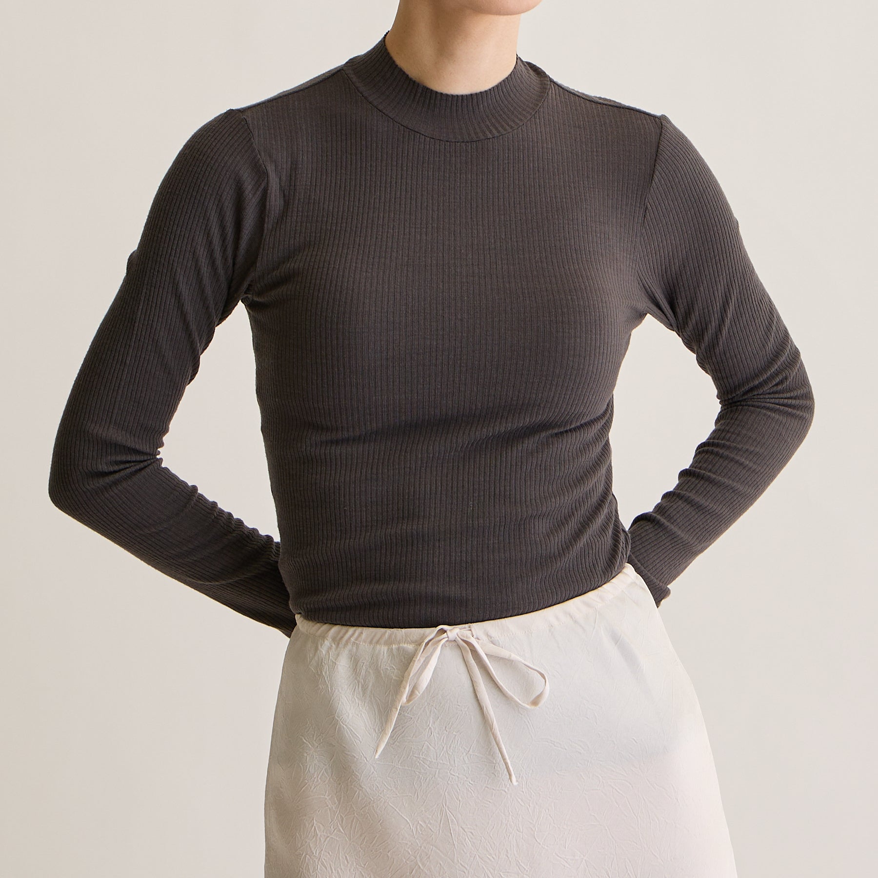メリノウール100%リブ モックネックトップ, チャコールブラウンのモデル着用画像(前)