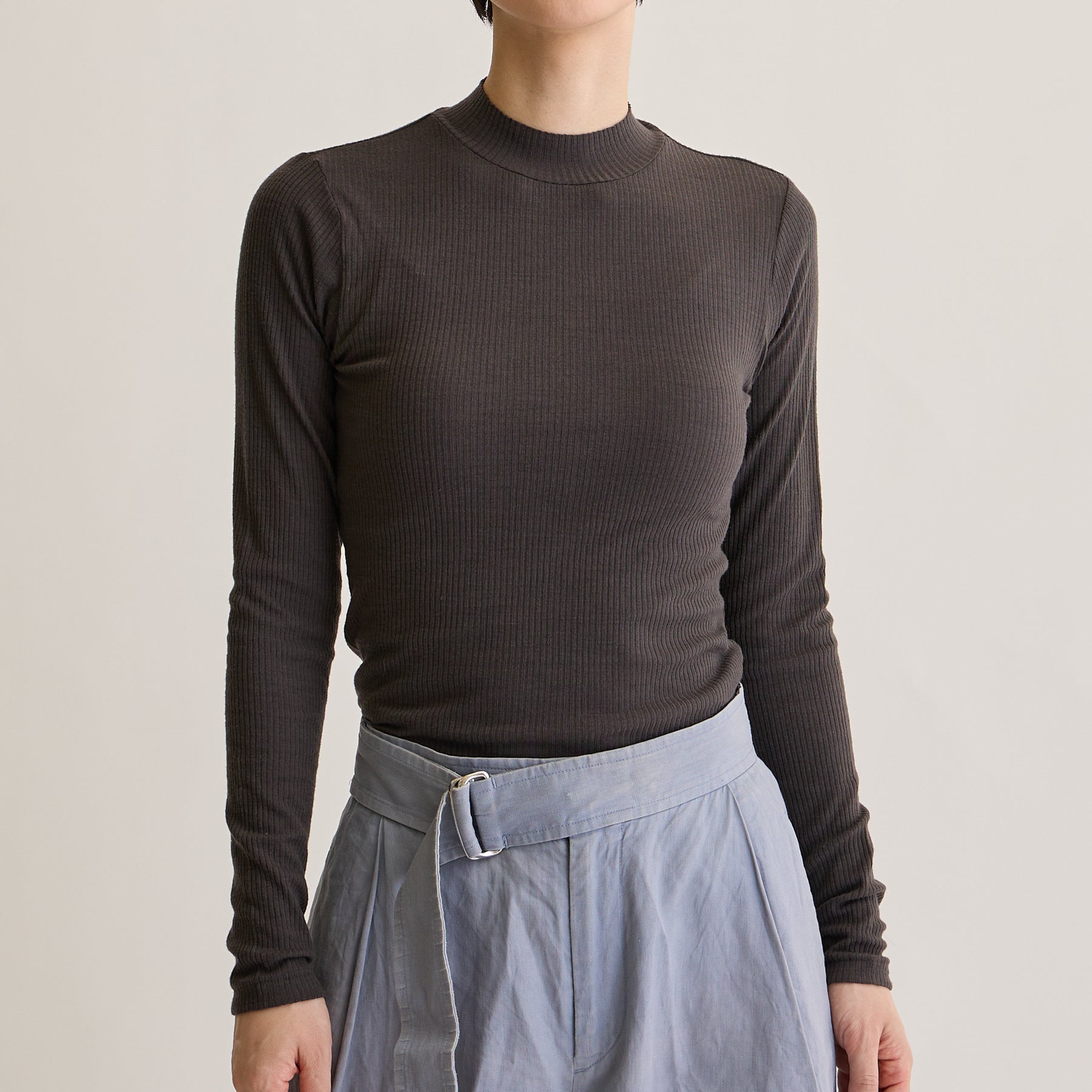 メリノウール100%リブ モックネックトップ, チャコールブラウンのモデル着用画像(前)
