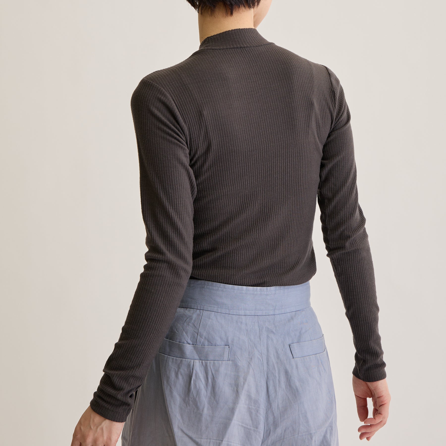 メリノウール100%リブ モックネックトップ, チャコールブラウンのモデル着用画像(後)