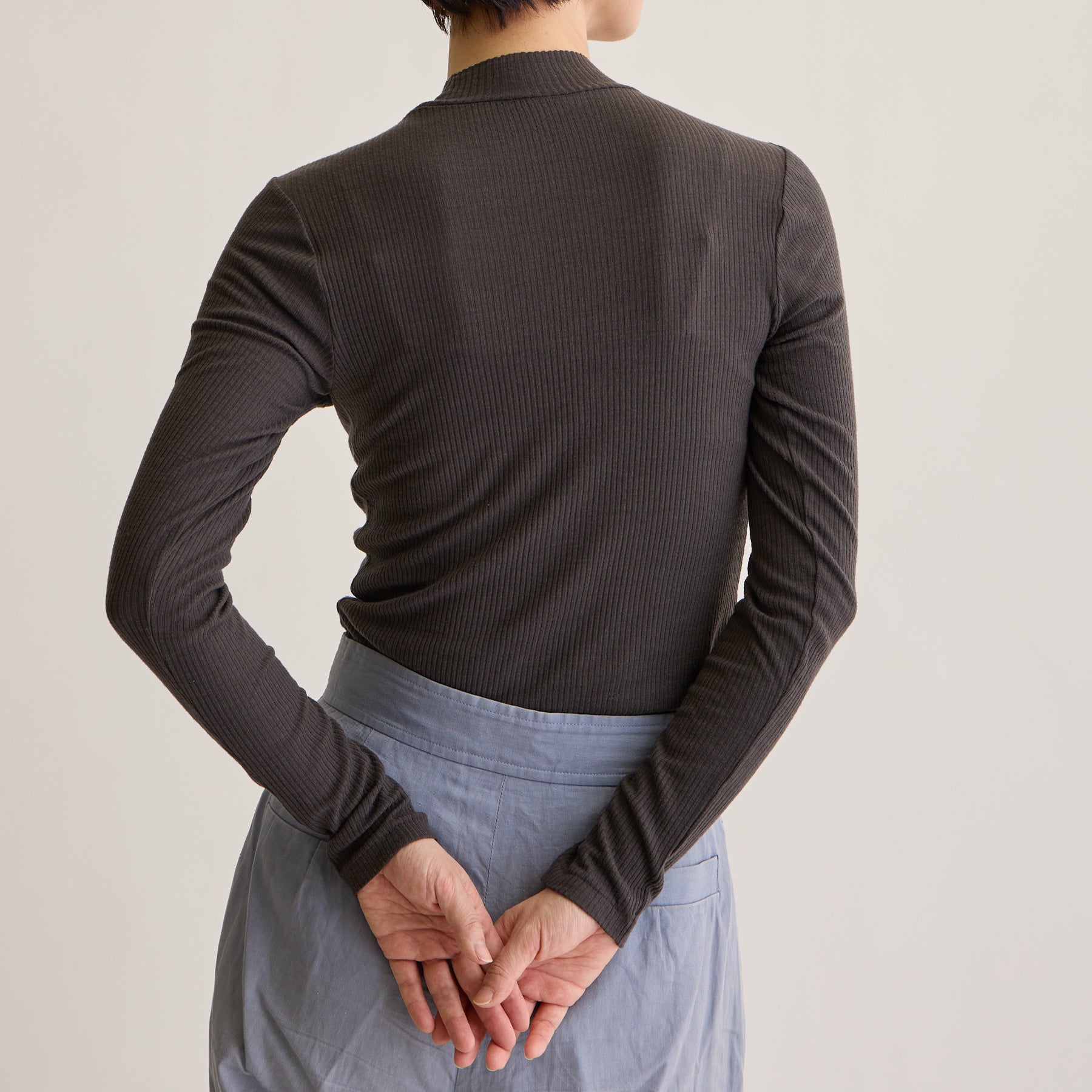 メリノウール100%リブ モックネックトップ, チャコールブラウンのモデル着用画像(後)