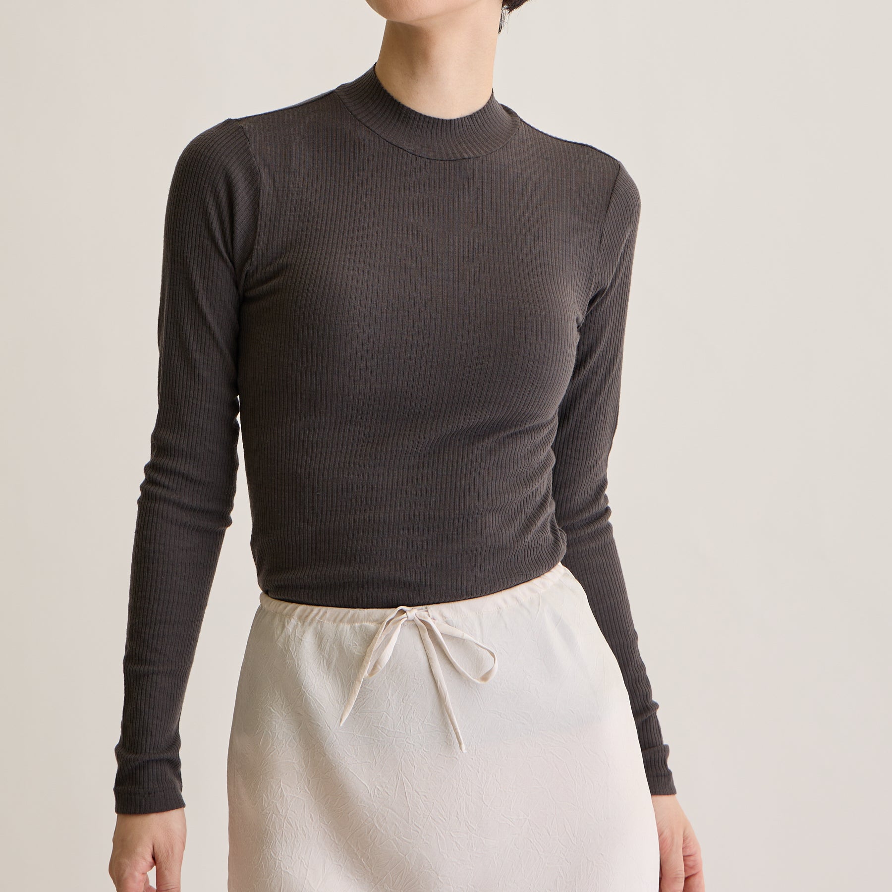 メリノウール100%リブ モックネックトップ, チャコールブラウンのモデル着用画像(前)