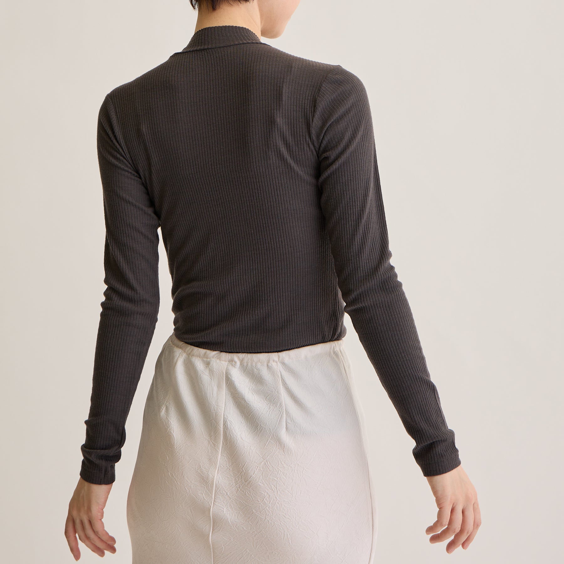 メリノウール100%リブ モックネックトップ, チャコールブラウンのモデル着用画像(後)