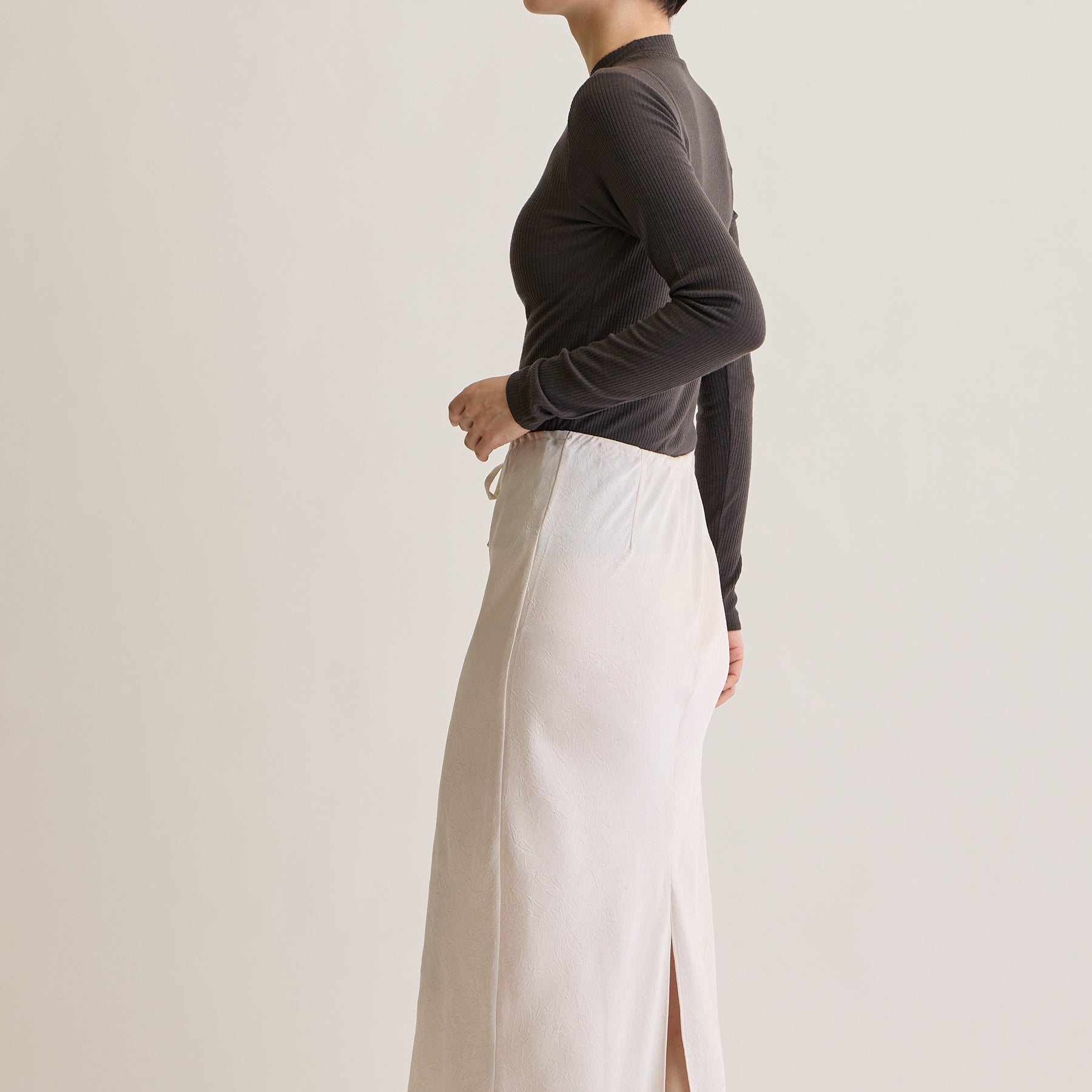 メリノウール100%リブ モックネックトップ, チャコールブラウンのモデル着用画像(横)