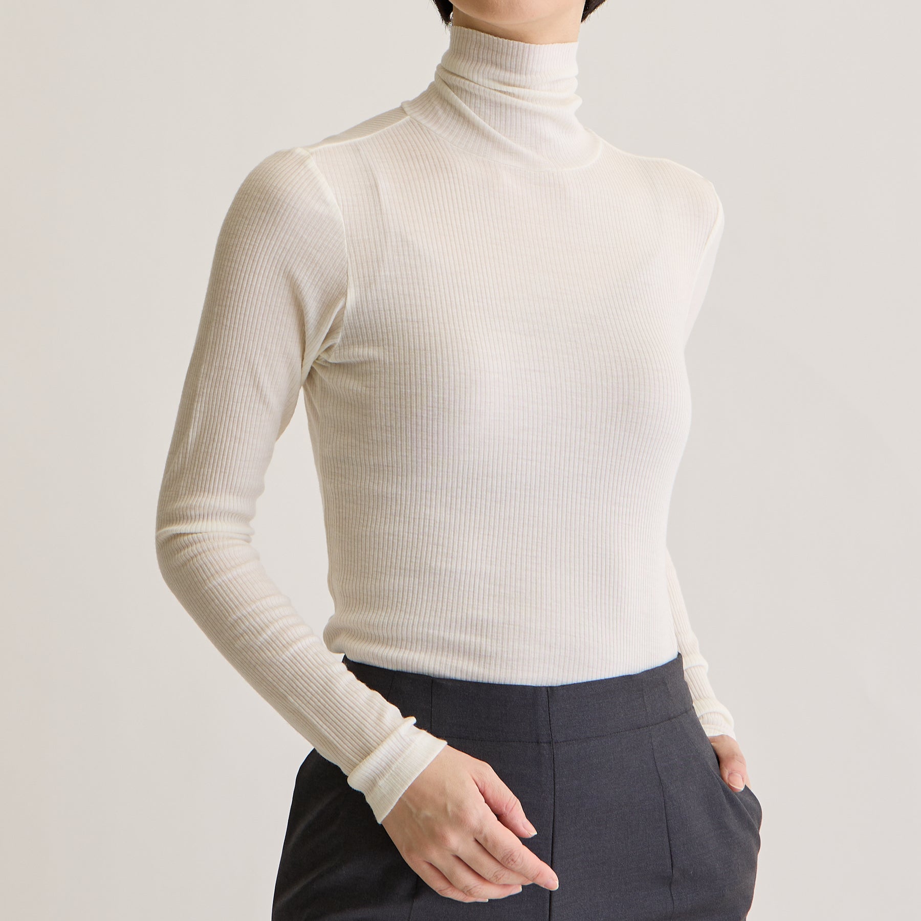 メリノウール100%リブ タートルネックトップ, ホワイトのモデル着用画像(前)