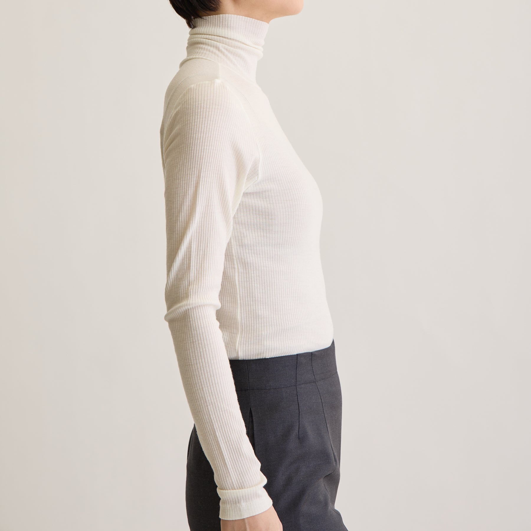 メリノウール100%リブ タートルネックトップ, ホワイトのモデル着用画像(横)