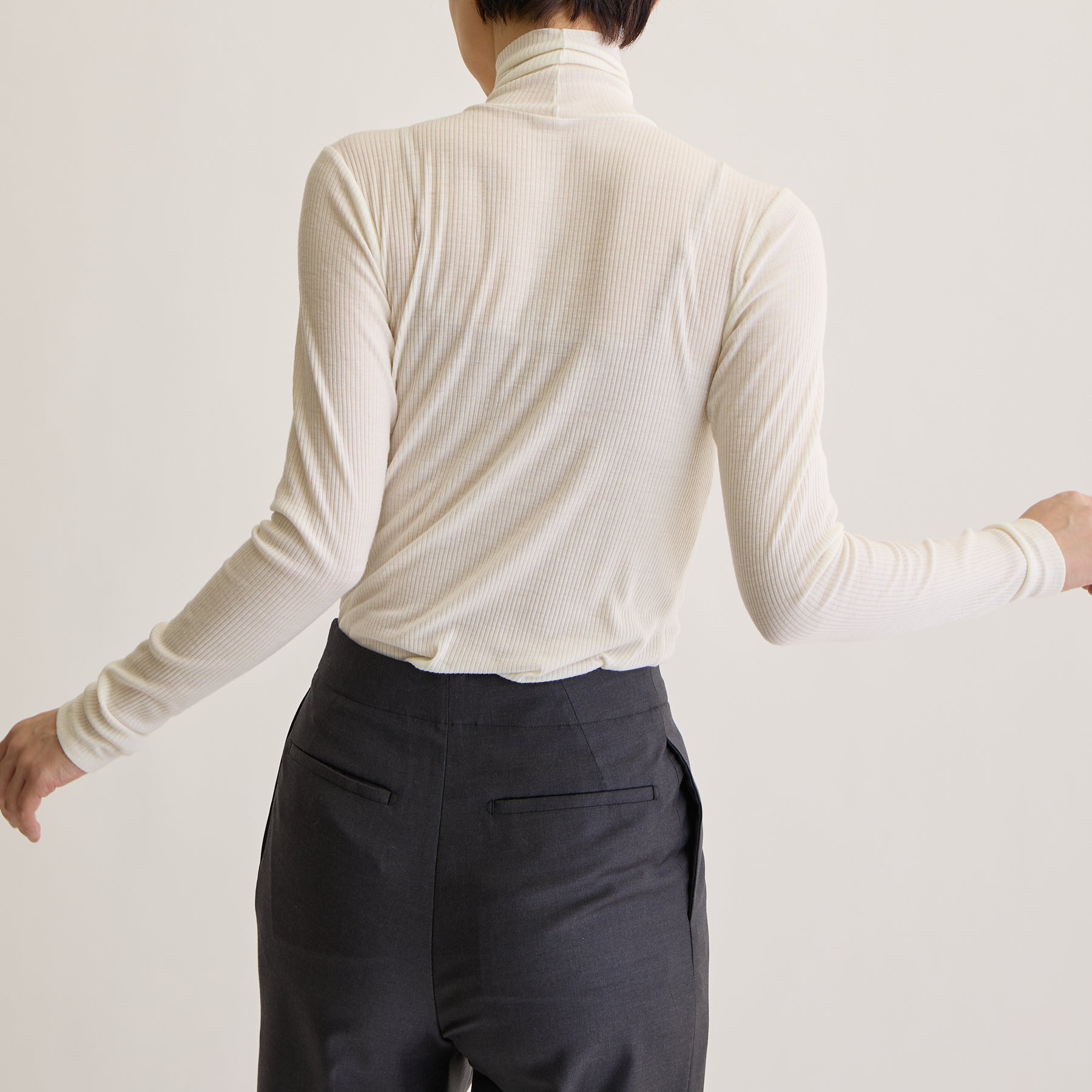 メリノウール100%リブ タートルネックトップ, ホワイトのモデル着用画像(後)