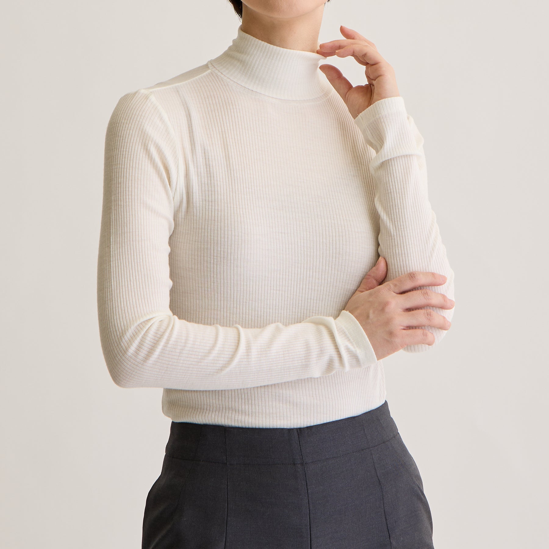 メリノウール100%リブ タートルネックトップ, ホワイトのモデル着用画像(前)