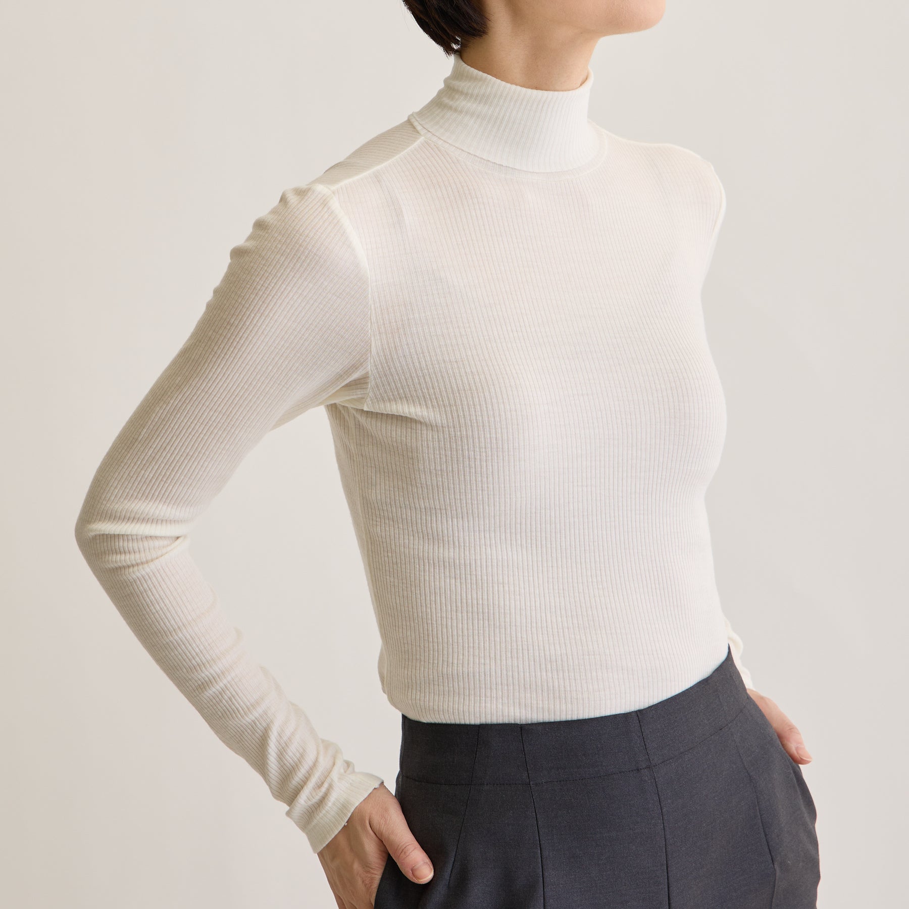 メリノウール100%リブ タートルネックトップ, ホワイトのモデル着用画像(斜め前)
