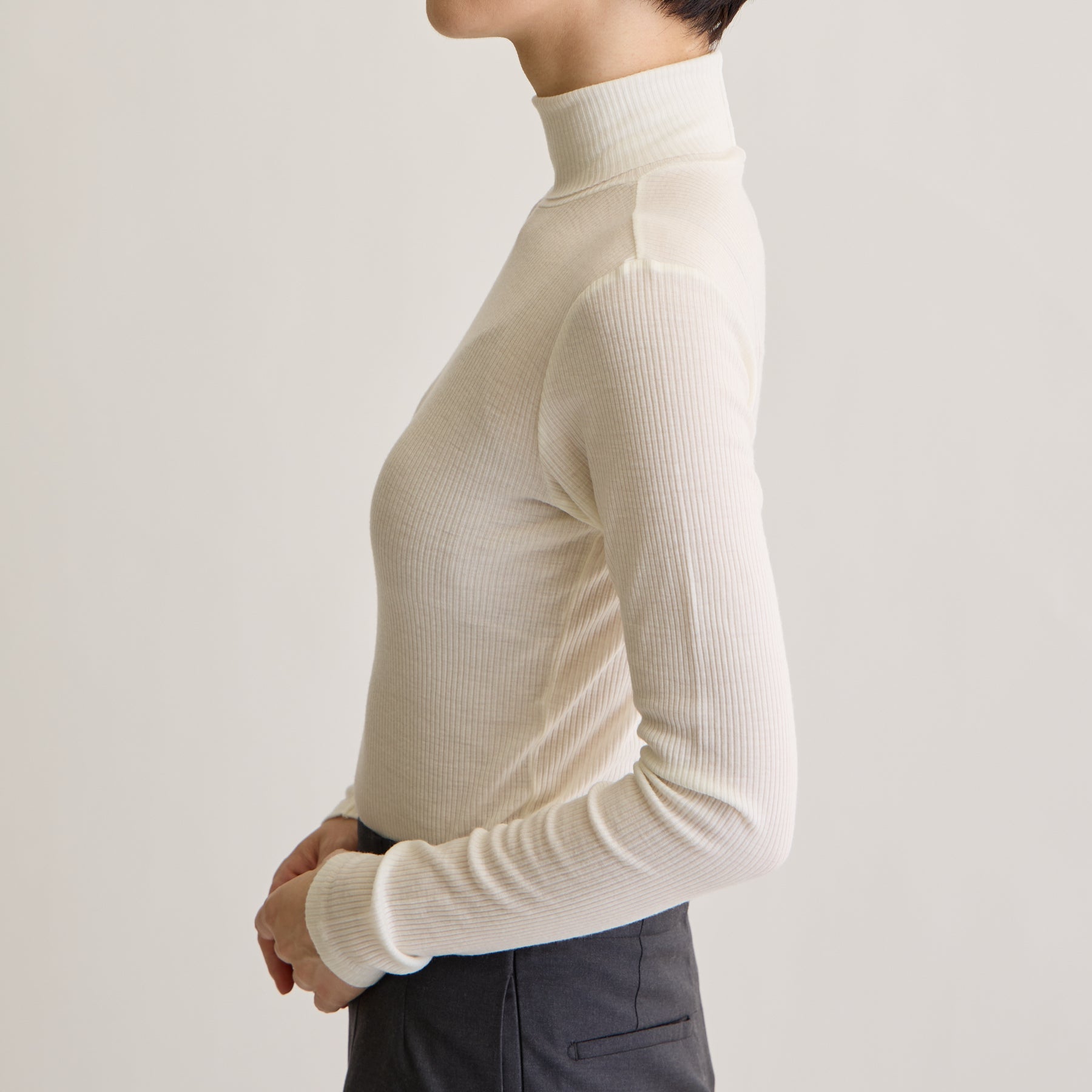 メリノウール100%リブ タートルネックトップ, ホワイトのモデル着用画像(横)