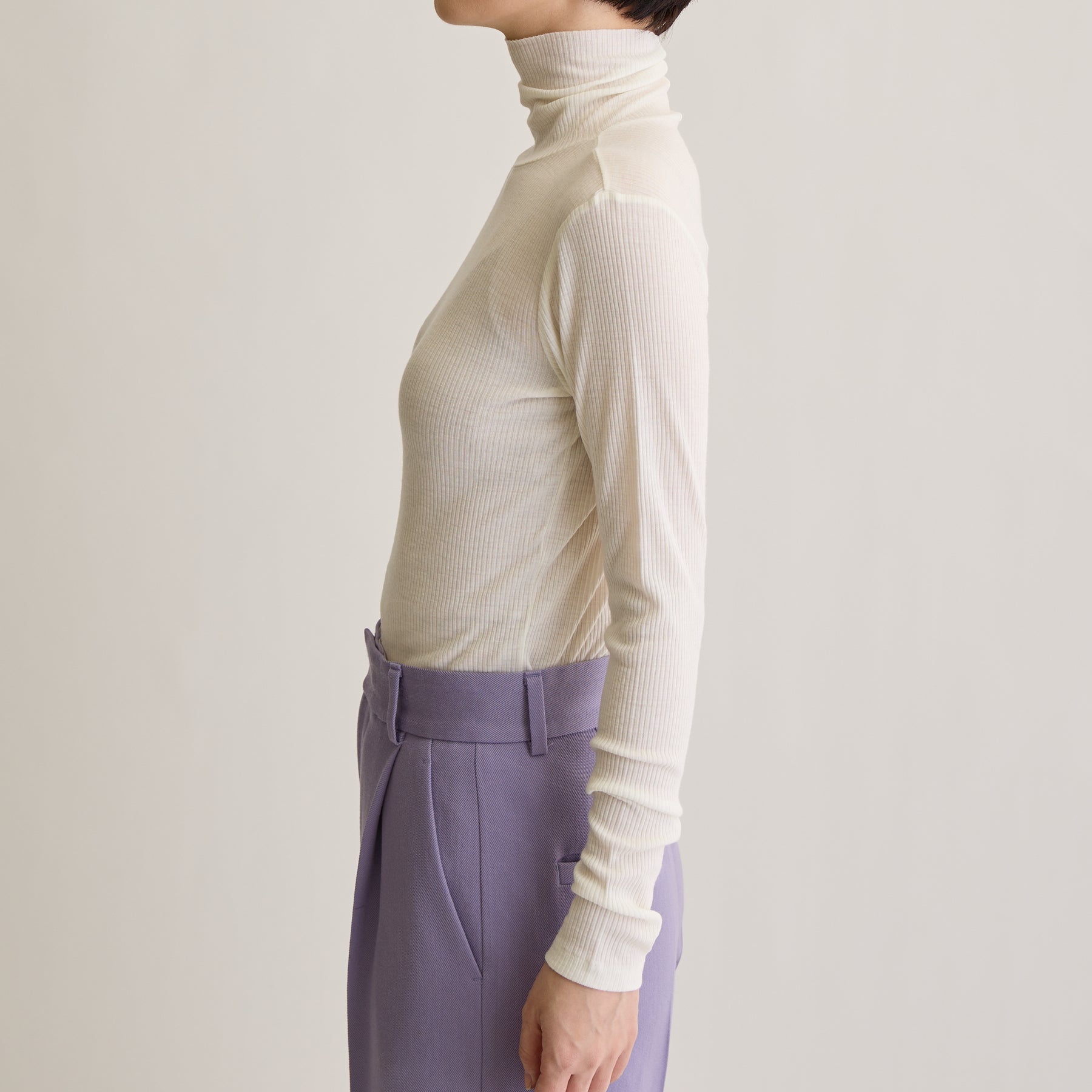 メリノウール100%リブ タートルネックトップ, ホワイトのモデル着用画像(横)