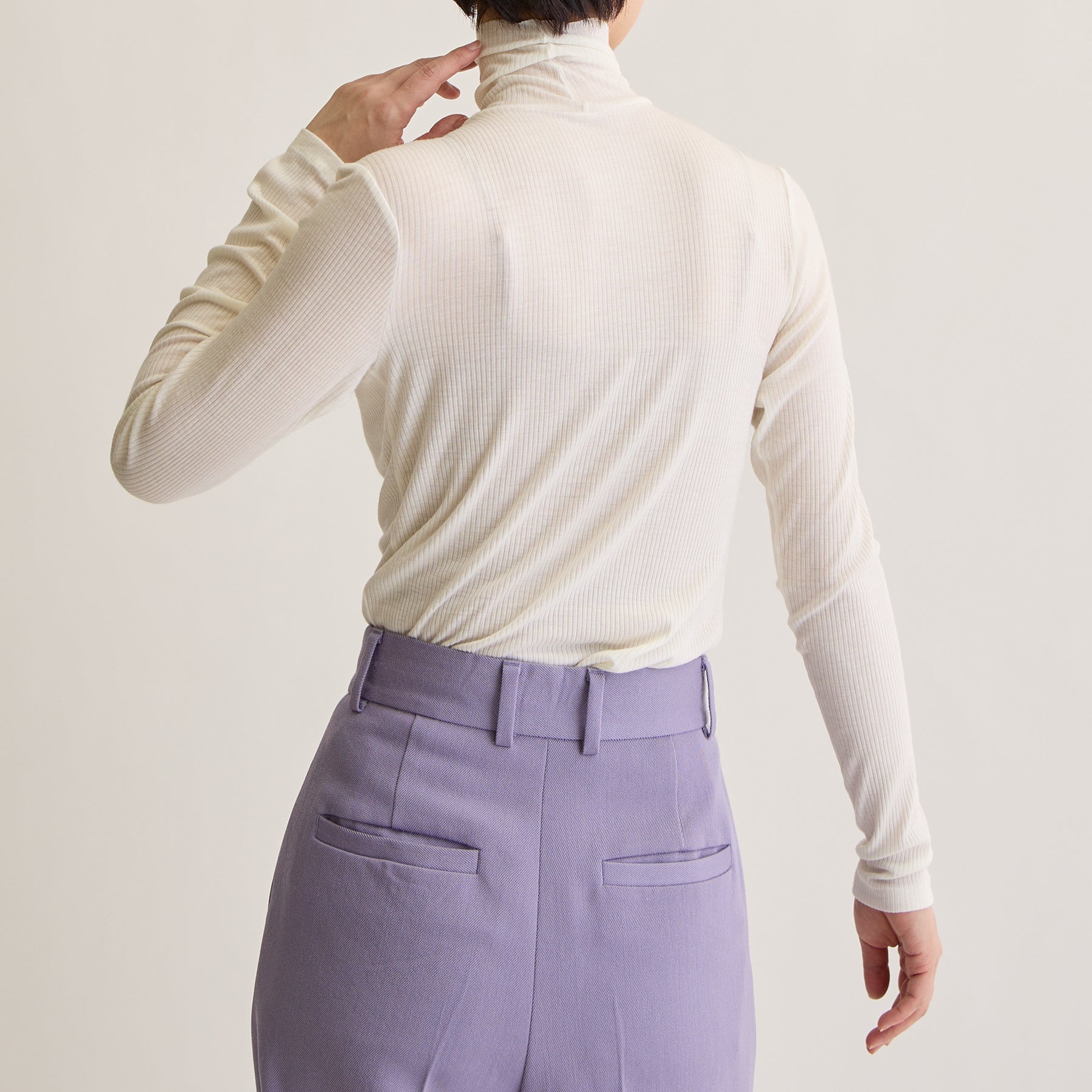 メリノウール100%リブ タートルネックトップ, ホワイトのモデル着用画像(後)