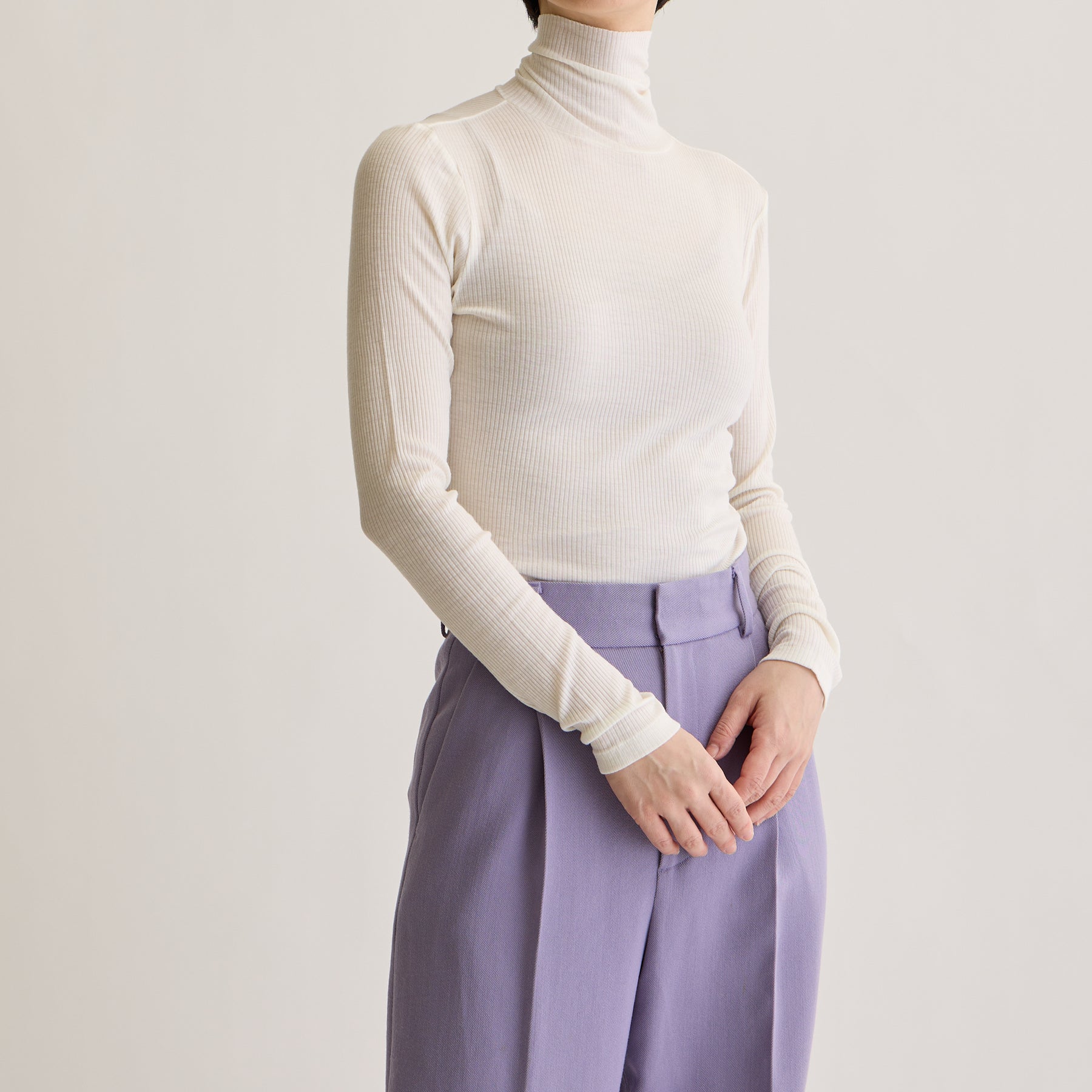 メリノウール100%リブ タートルネックトップ, ホワイトのモデル着用画像(前)