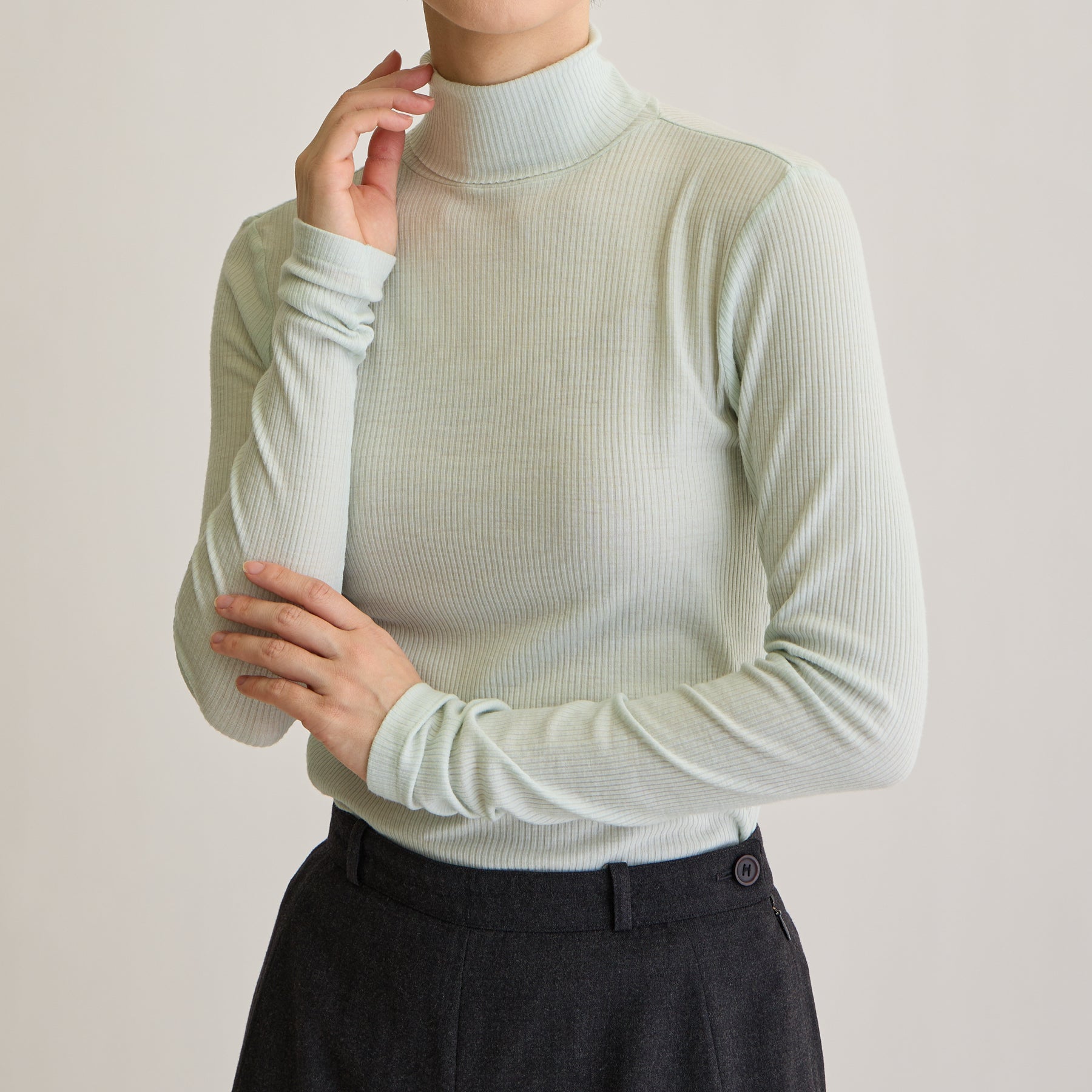 メリノウール100%リブ タートルネックトップ, ペールミントのモデル着用画像(前)