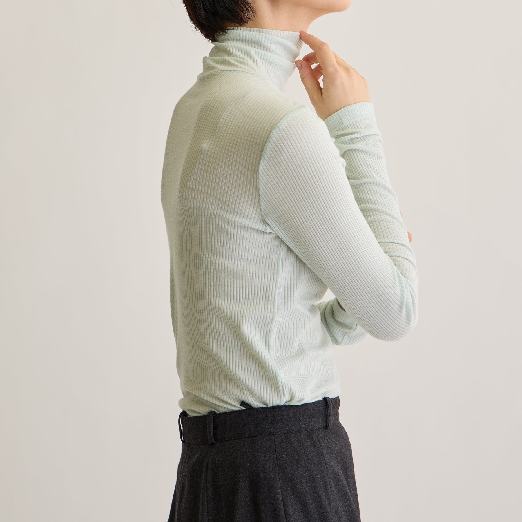 メリノウール100%リブ タートルネックトップ, ペールミントのモデル着用画像(横)