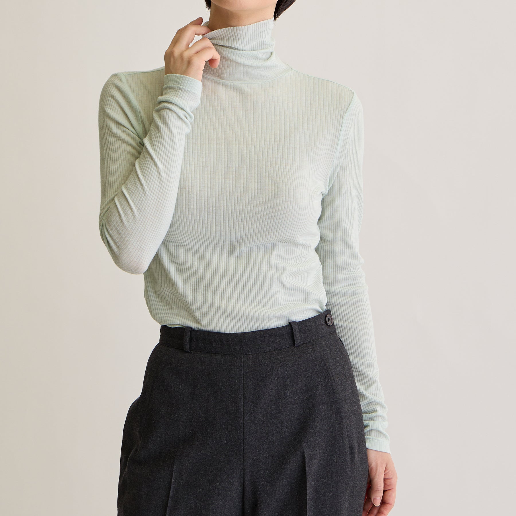 メリノウール100%リブ タートルネックトップ, ペールミントのモデル着用画像(前)