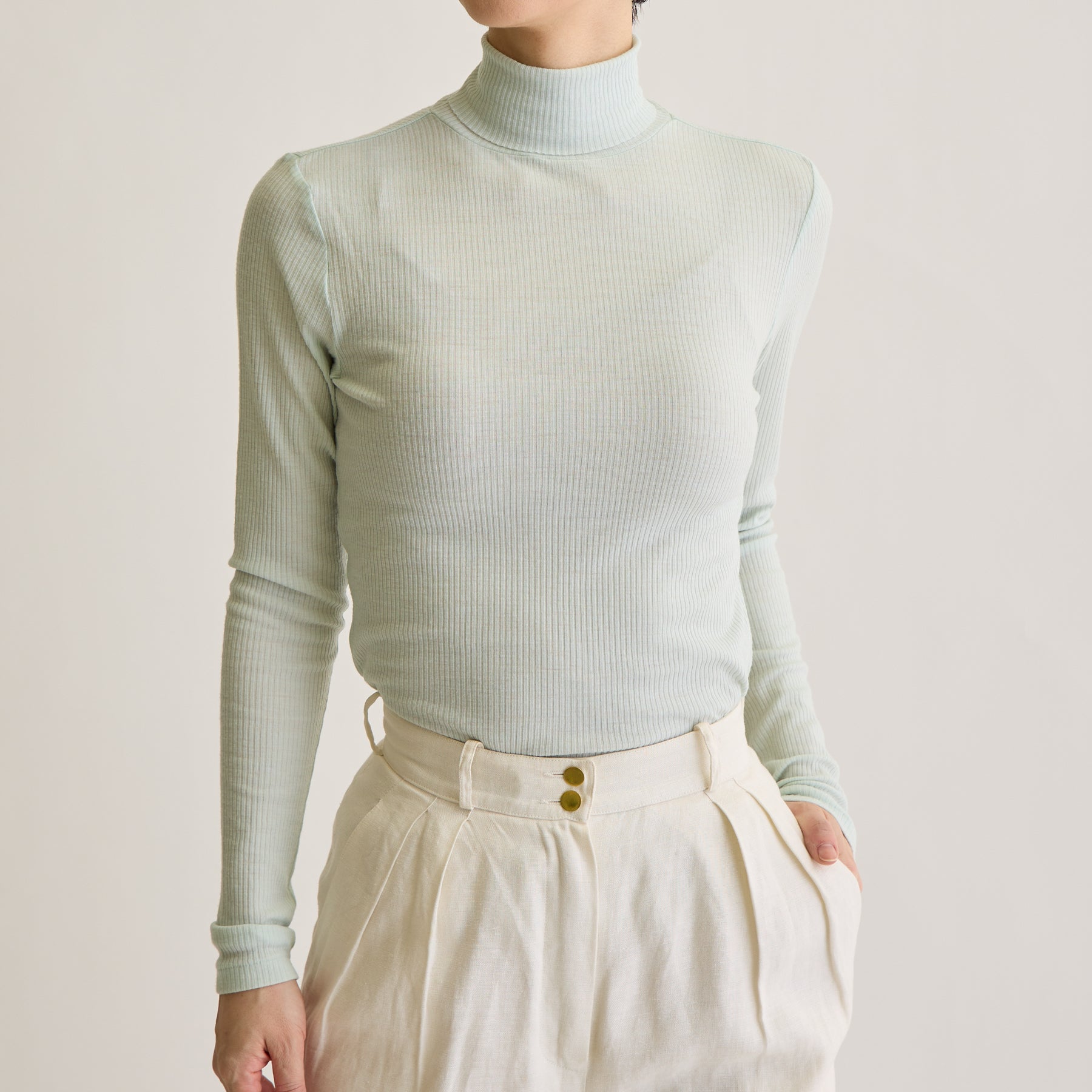 メリノウール100%リブ タートルネックトップ, ペールミントのモデル着用画像(前)