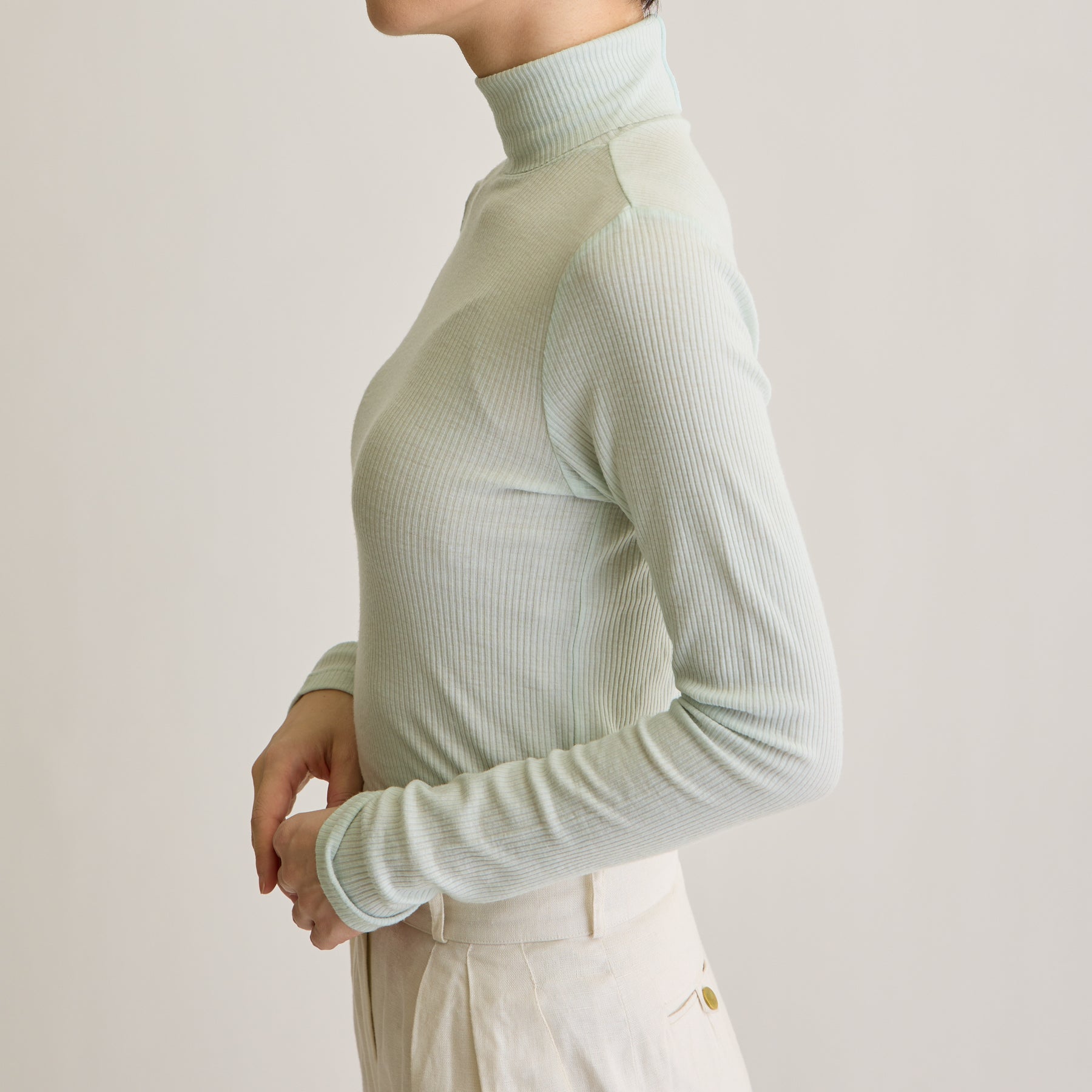 メリノウール100%リブ タートルネックトップ, ペールミントのモデル着用画像(横)