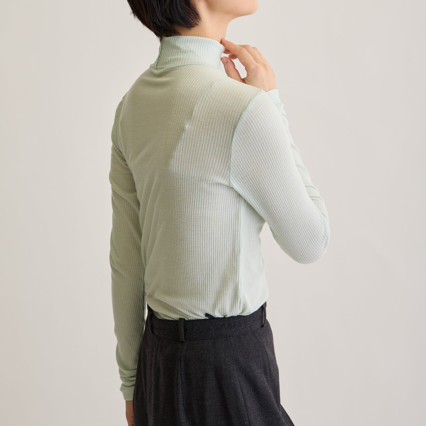 メリノウール100%リブ タートルネックトップ, ペールミントのモデル着用画像(斜め後)