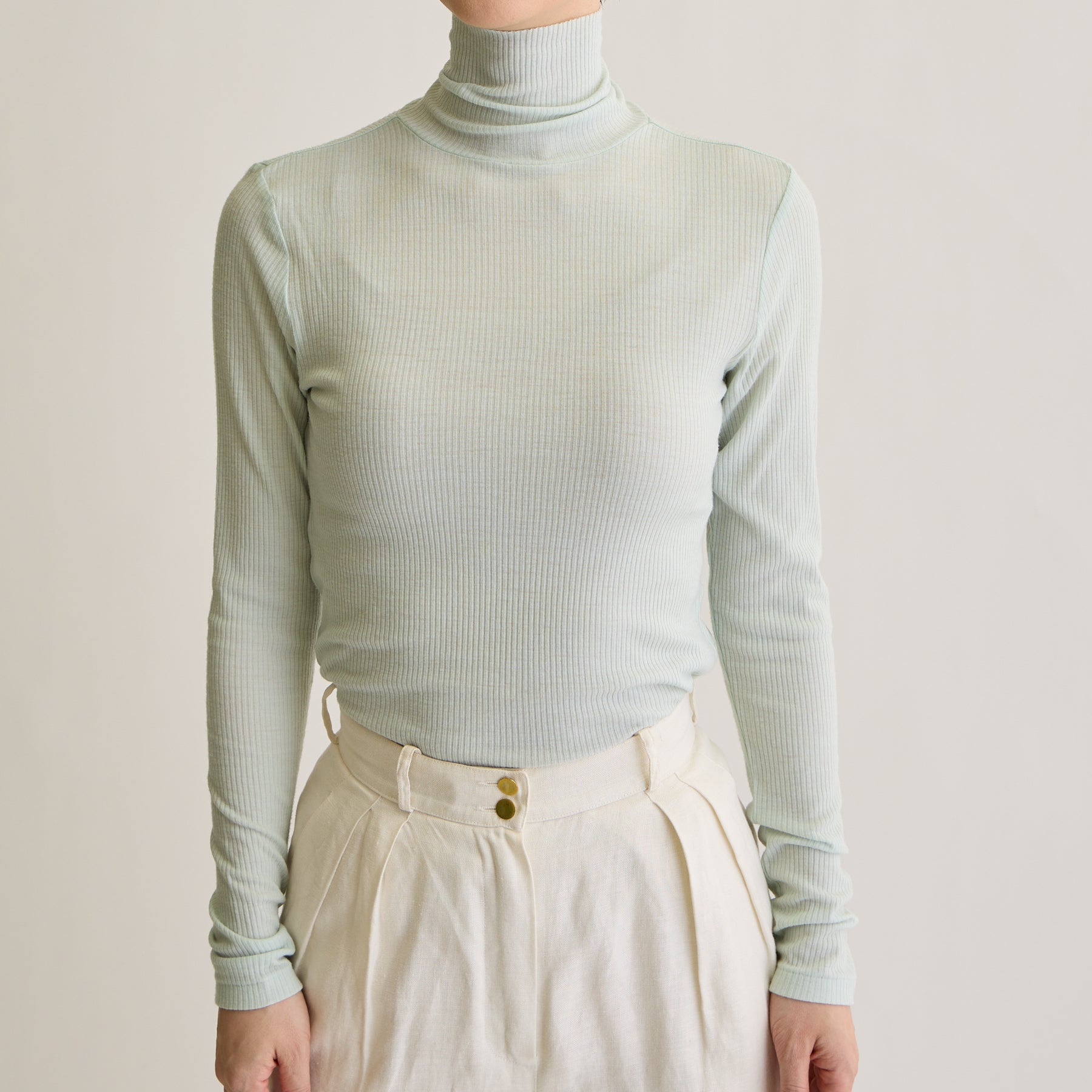 メリノウール100%リブ タートルネックトップ, ペールミントのモデル着用画像(前)