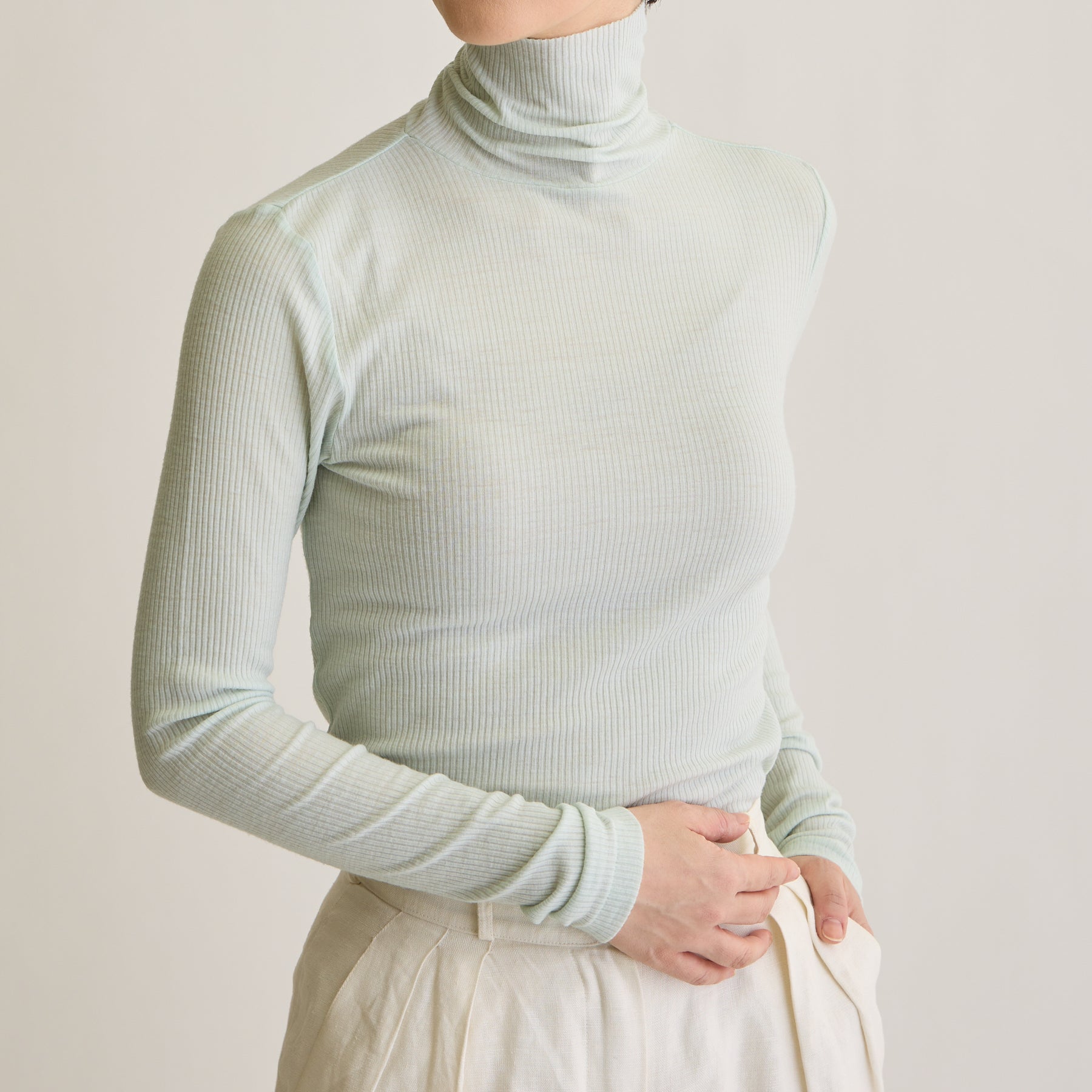 メリノウール100%リブ タートルネックトップ, ペールミントのモデル着用画像(斜め前)