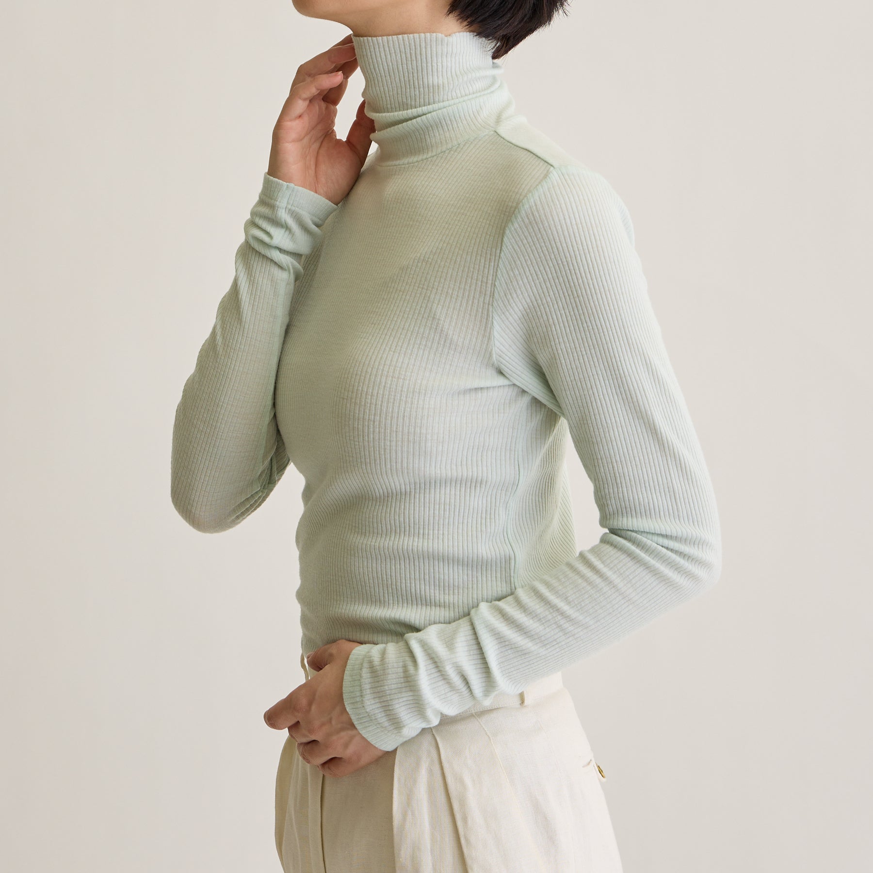 メリノウール100%リブ タートルネックトップ, ペールミントのモデル着用画像(横)