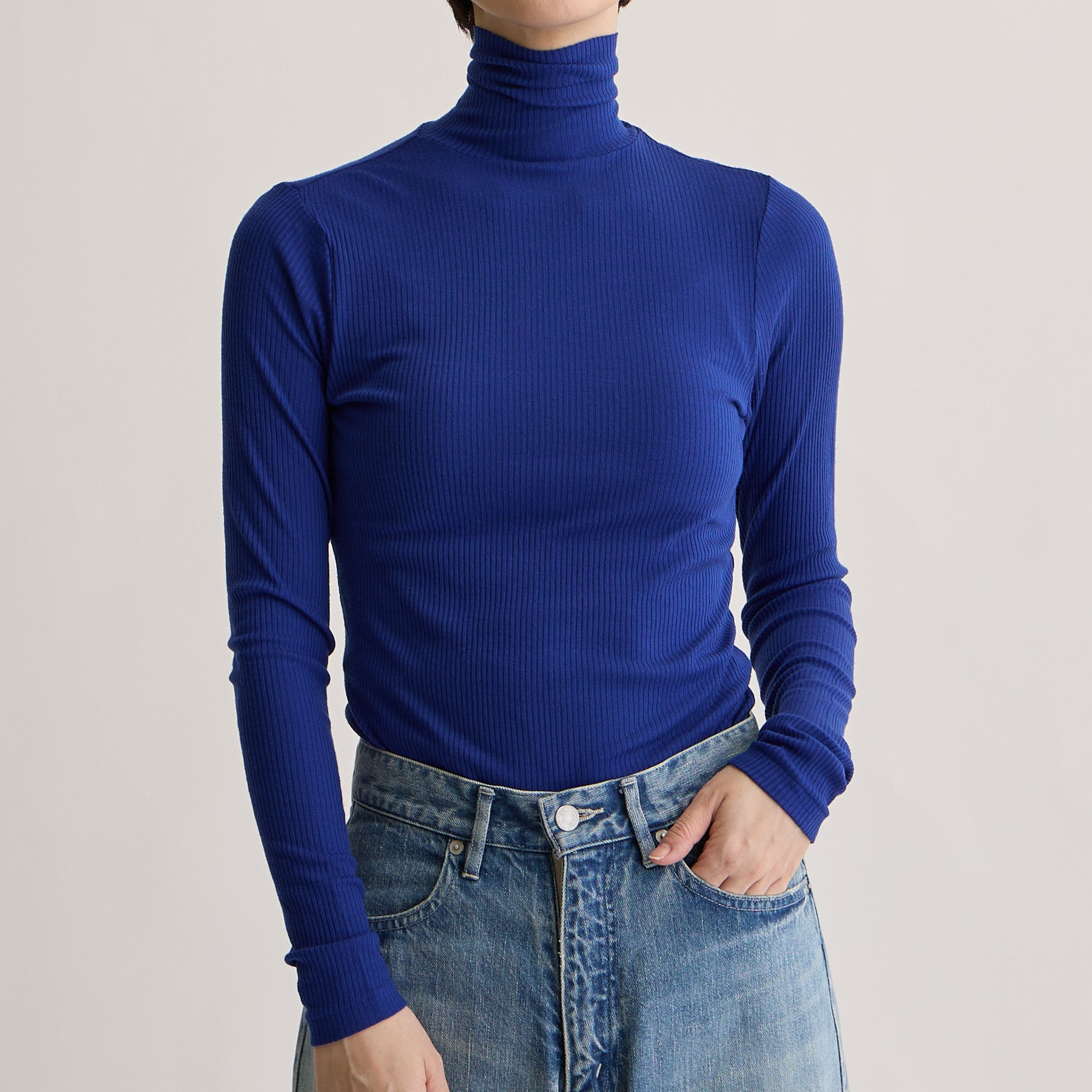 メリノウール100%リブ タートルネックトップ, ロイヤルブルーのモデル着用画像(前)