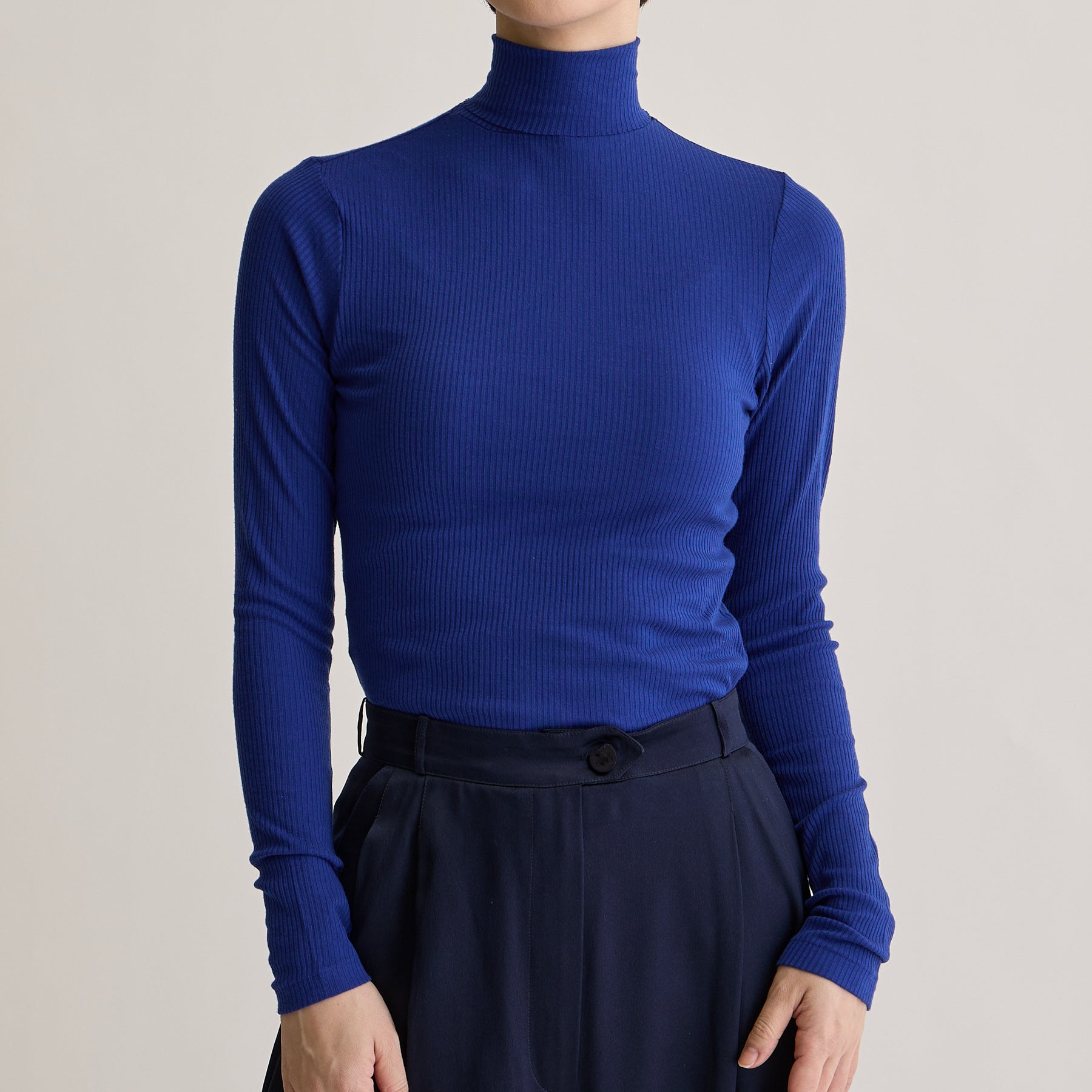 メリノウール100%リブ タートルネックトップ, ロイヤルブルーのモデル着用画像(前)