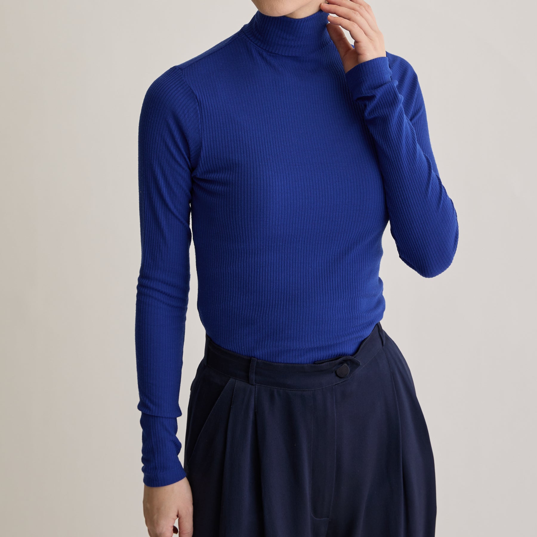 メリノウール100%リブ タートルネックトップ, ロイヤルブルーのモデル着用画像(前)