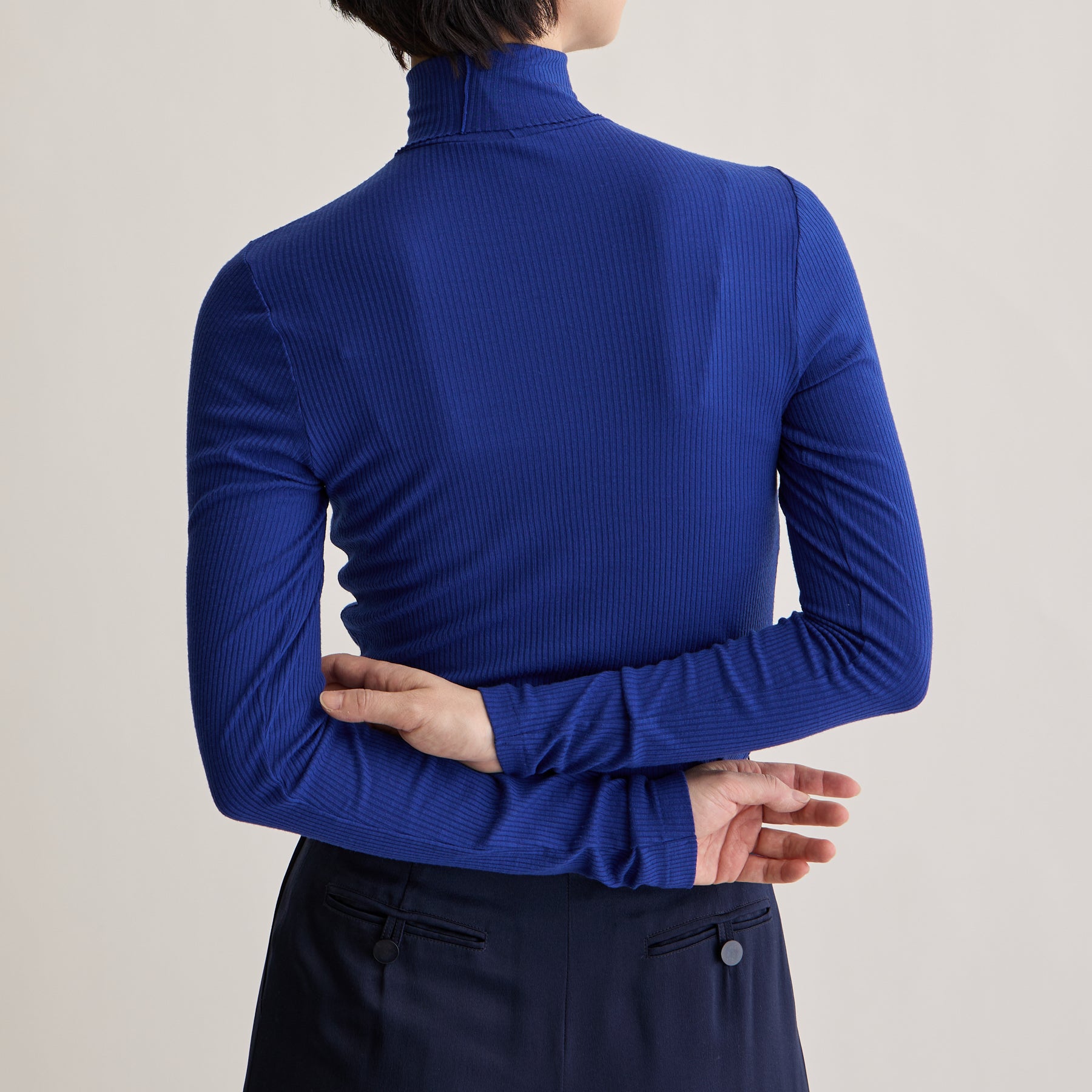メリノウール100%リブ タートルネックトップ, ロイヤルブルーのモデル着用画像(後)