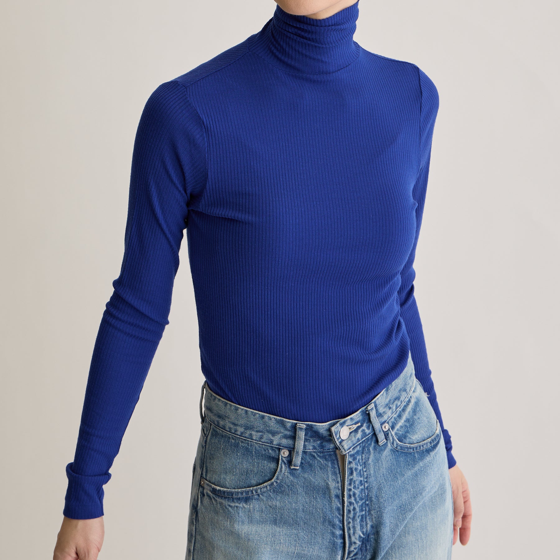 メリノウール100%リブ タートルネックトップ, ロイヤルブルーのモデル着用画像(前)
