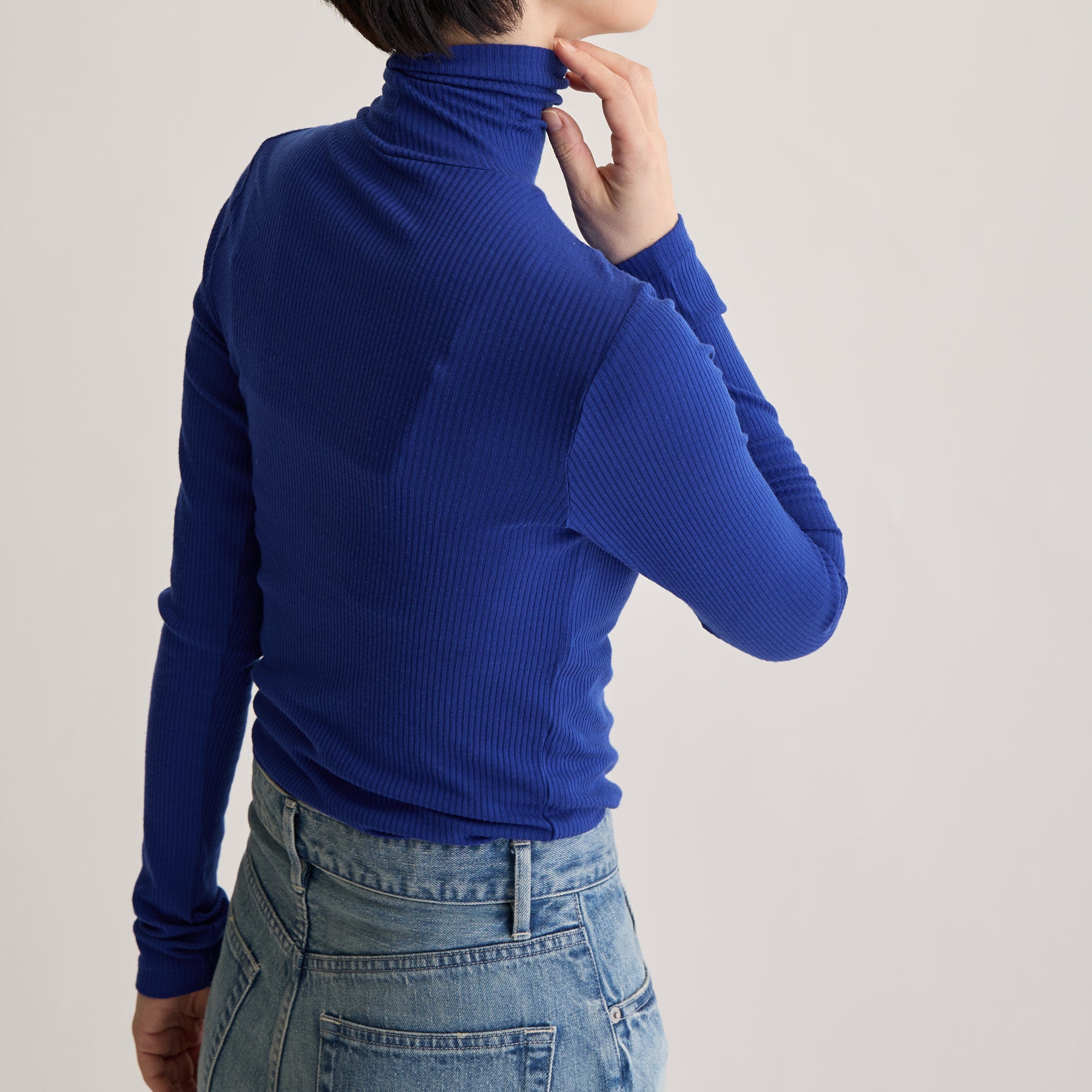 メリノウール100%リブ タートルネックトップ, ロイヤルブルーのモデル着用画像(斜め後)
