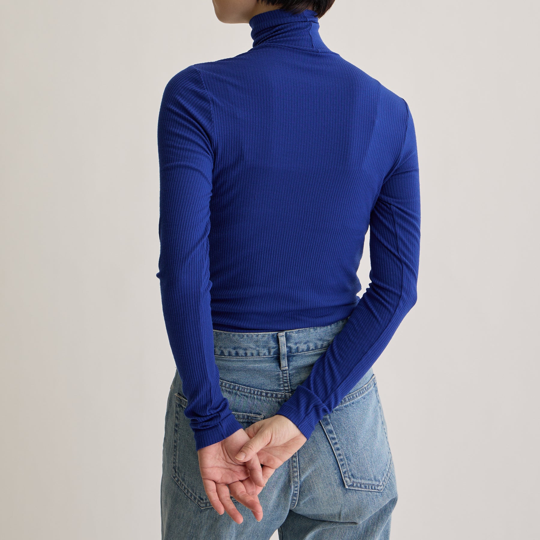 メリノウール100%リブ タートルネックトップ, ロイヤルブルーのモデル着用画像(後)