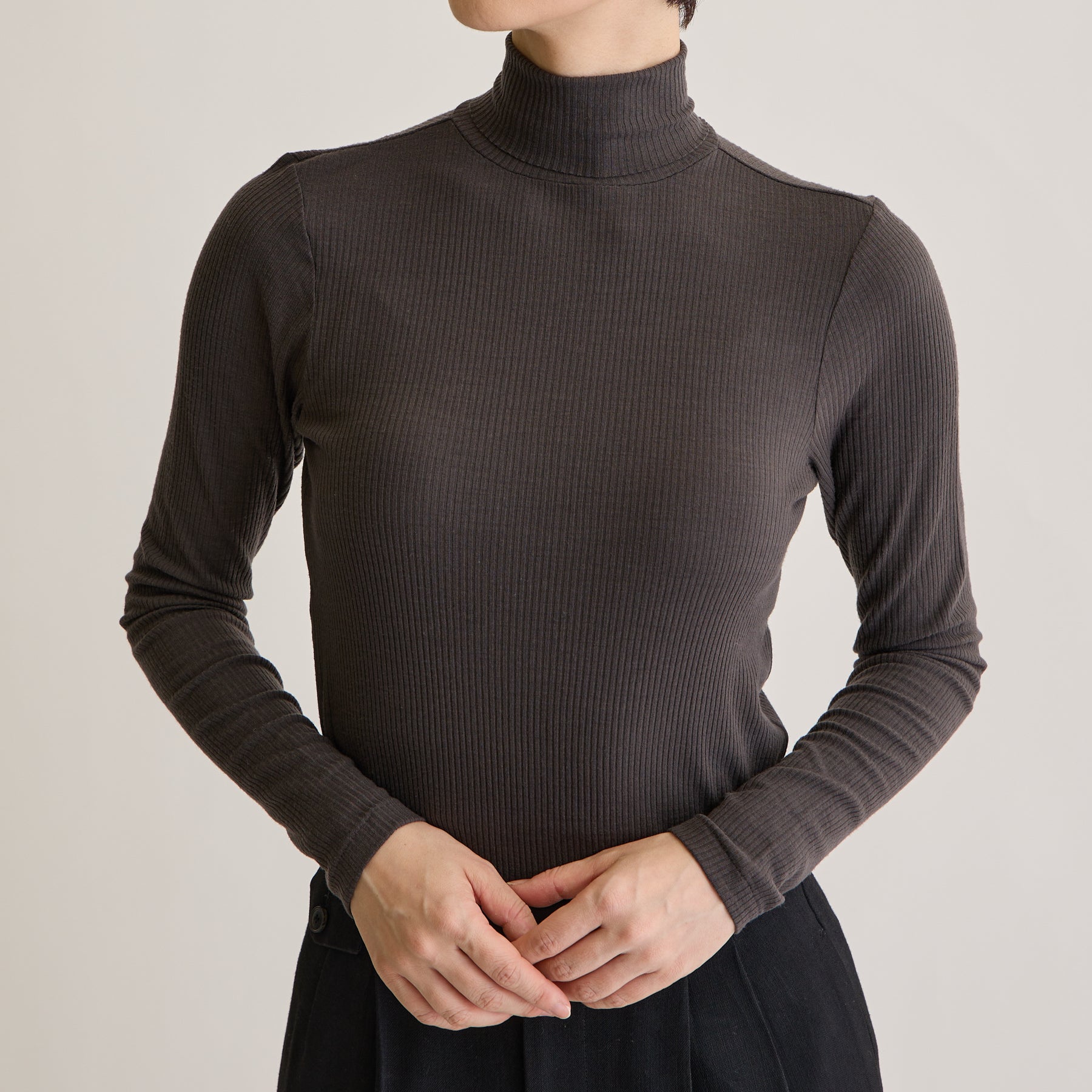 メリノウール100%リブ タートルネックトップ, チャコールブラウンのモデル着用画像(前)