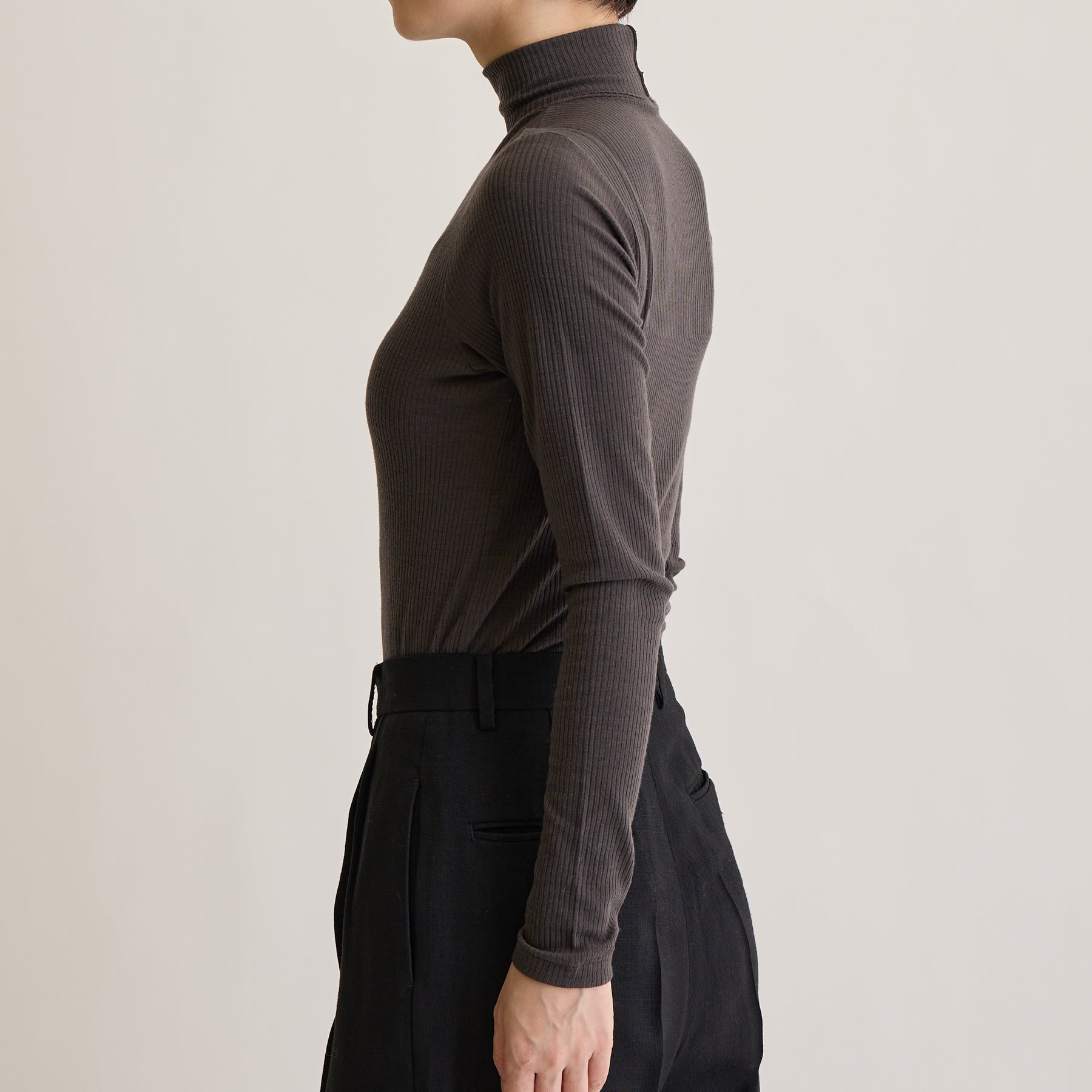 メリノウール100%リブ タートルネックトップ, チャコールブラウンのモデル着用画像(横)