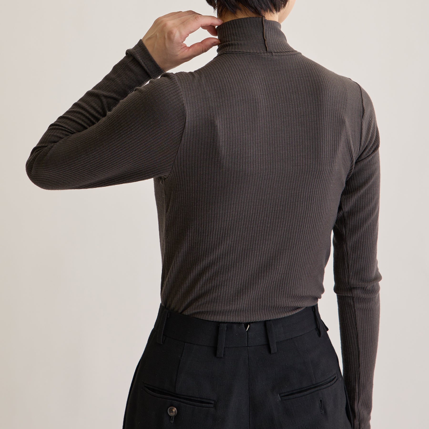 メリノウール100%リブ タートルネックトップ, チャコールブラウンのモデル着用画像(後)