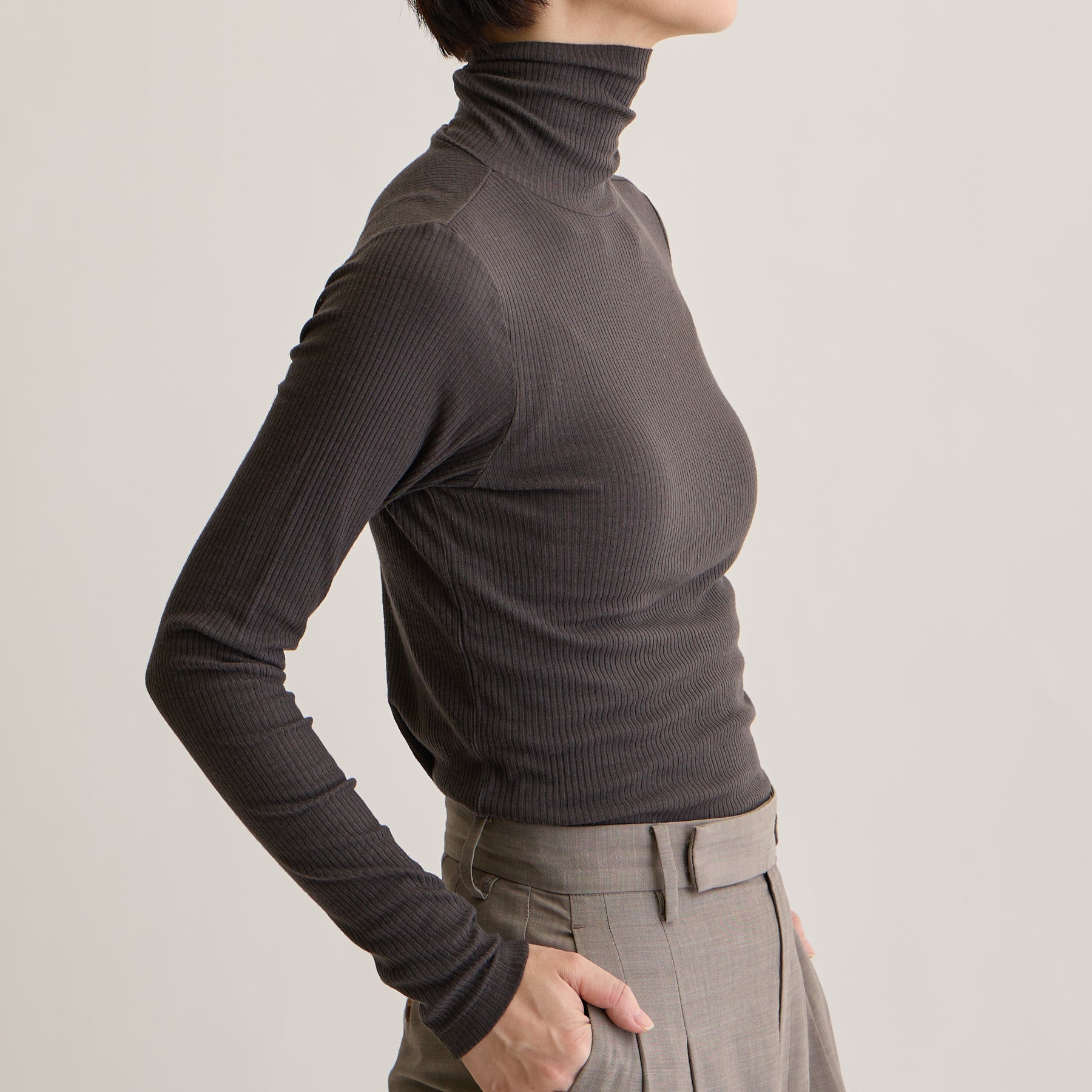 メリノウール100%リブ タートルネックトップ, チャコールブラウンのモデル着用画像(横)