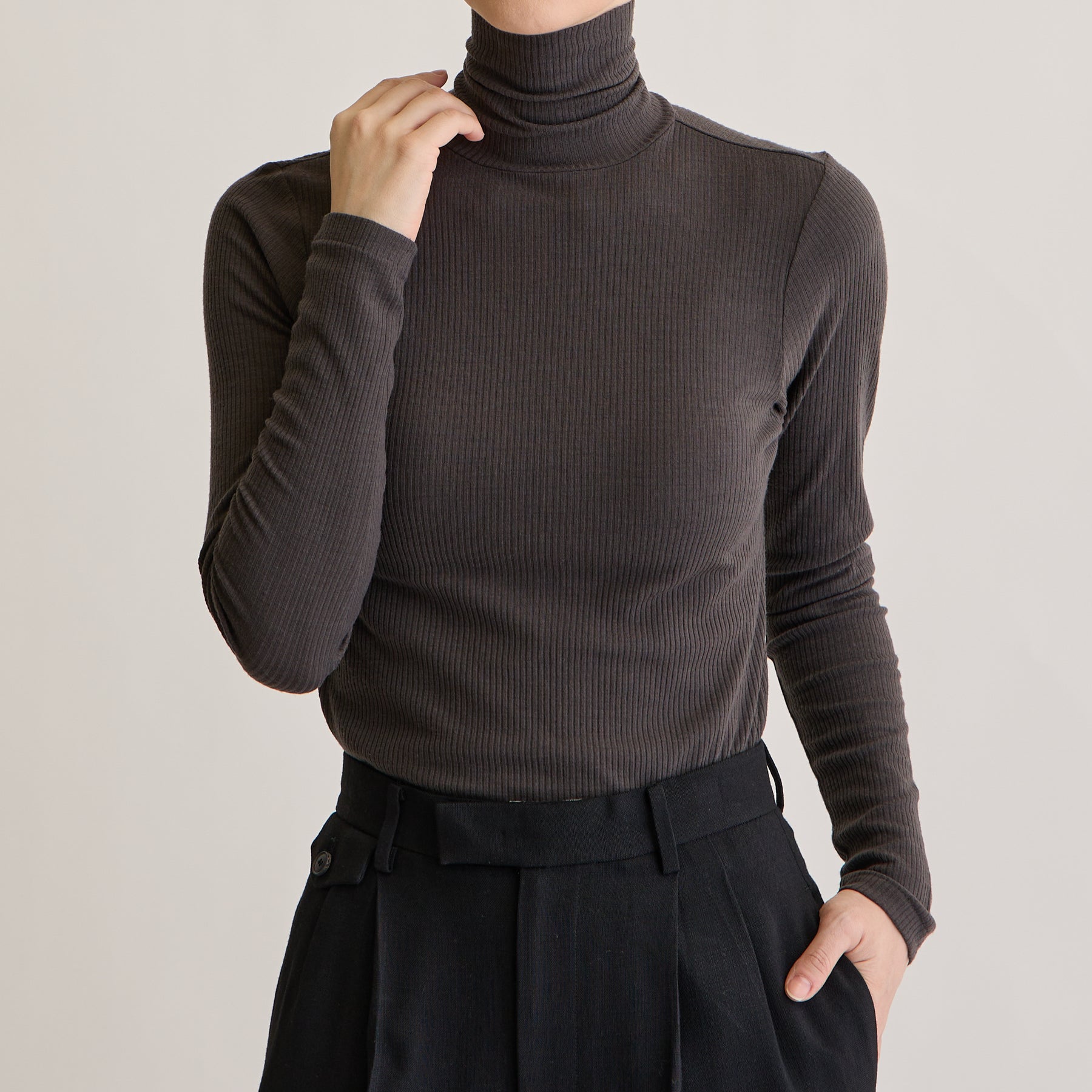 メリノウール100%リブ タートルネックトップ, チャコールブラウンのモデル着用画像(前)