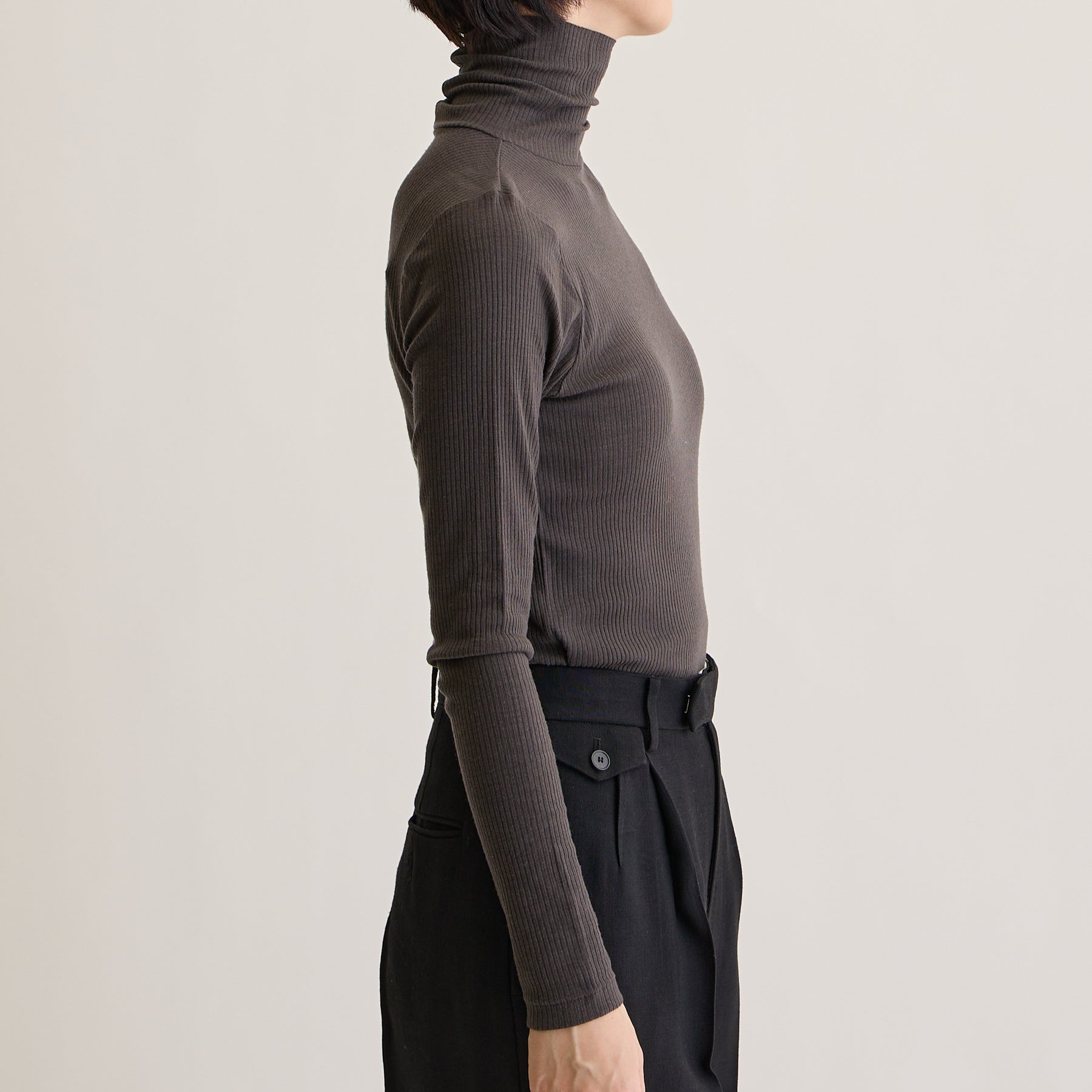 メリノウール100%リブ タートルネックトップ, チャコールブラウンのモデル着用画像(横)