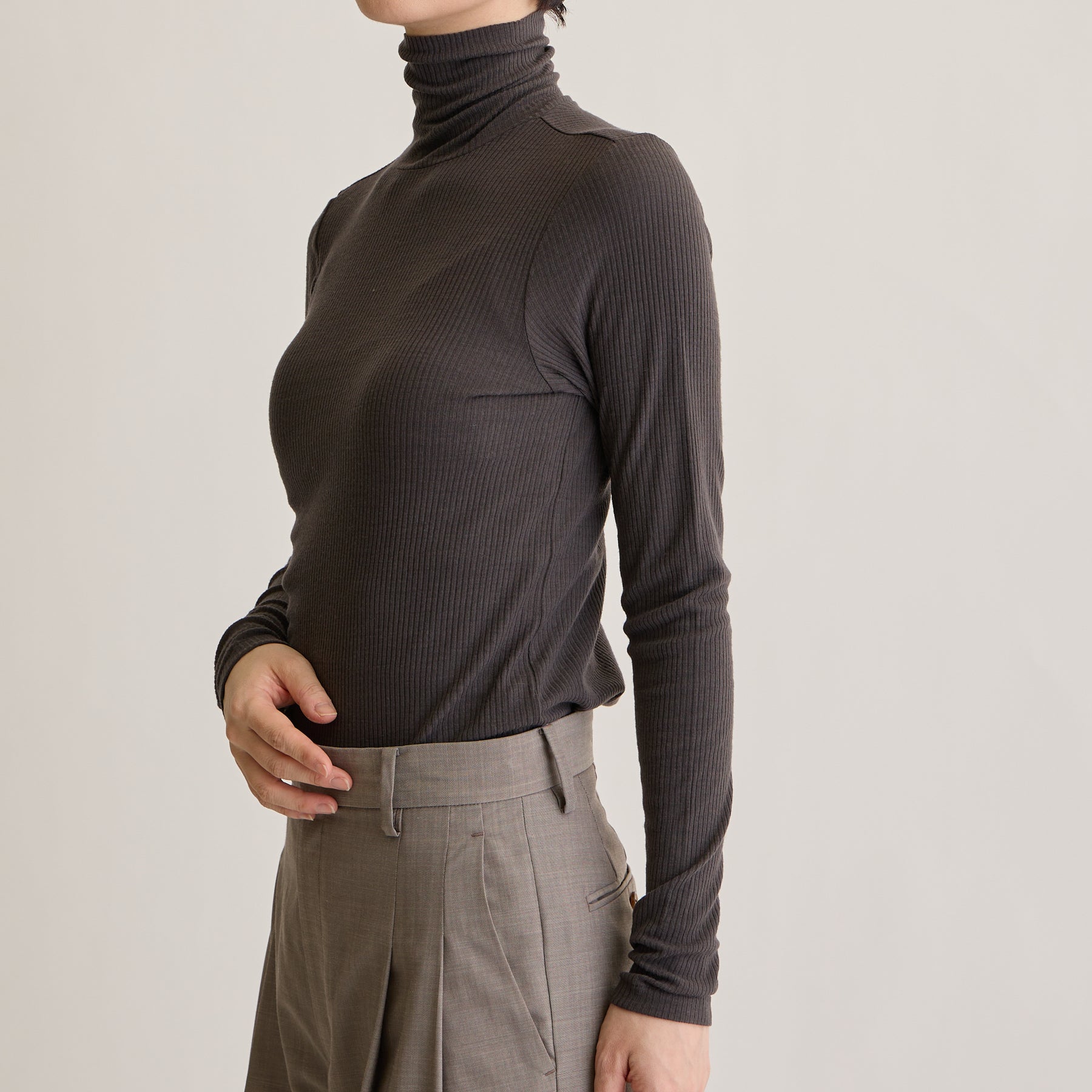 メリノウール100%リブ タートルネックトップ, チャコールブラウンのモデル着用画像(斜め前)