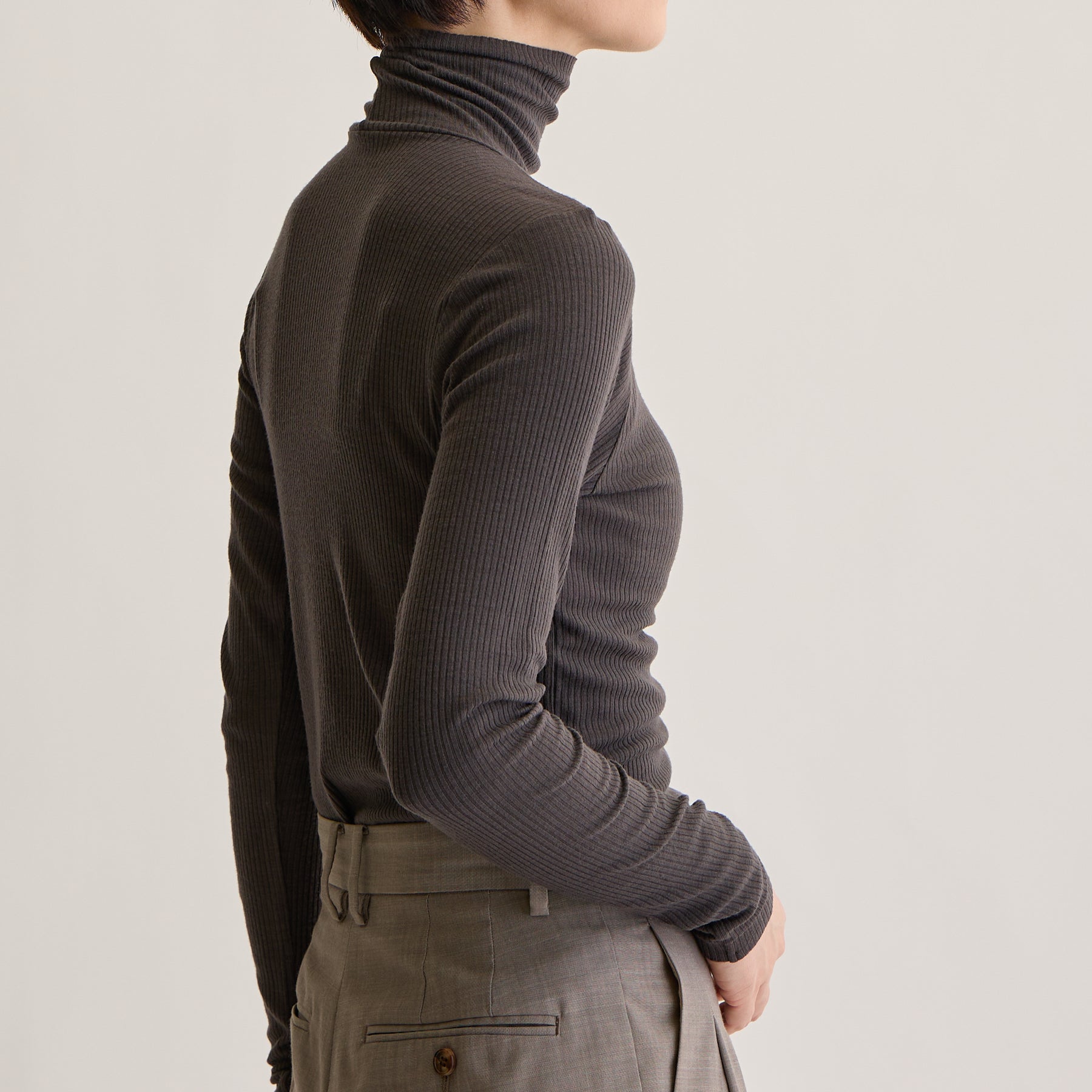 メリノウール100%リブ タートルネックトップ, チャコールブラウンのモデル着用画像(斜め後)