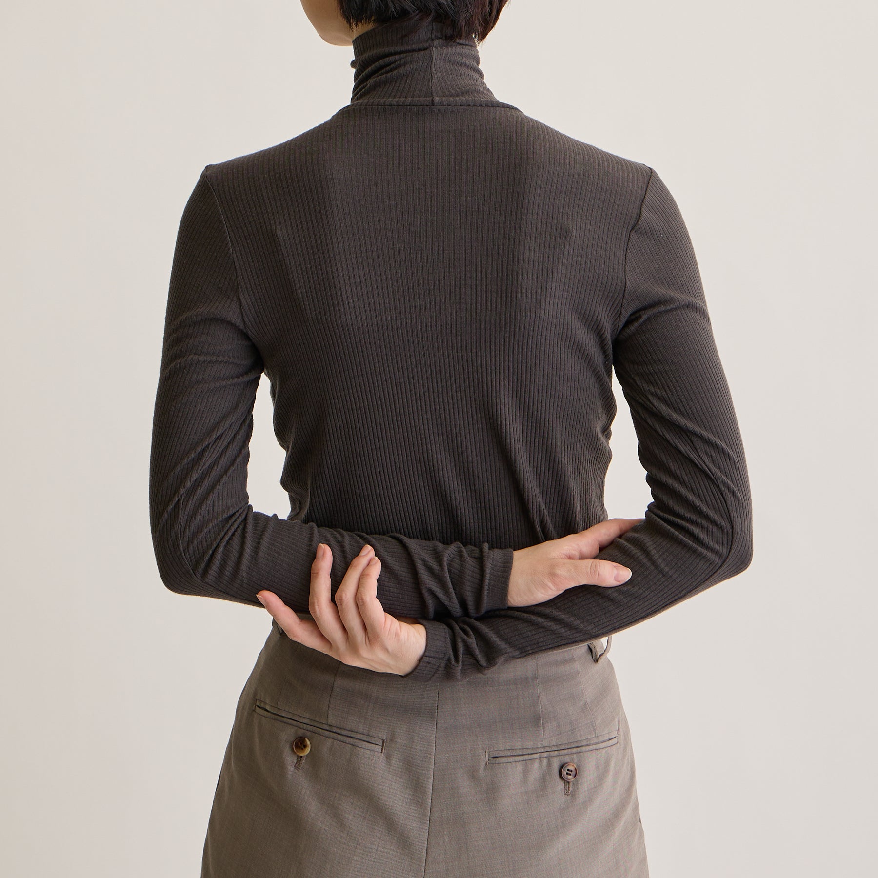 メリノウール100%リブ タートルネックトップ, チャコールブラウンのモデル着用画像(後)