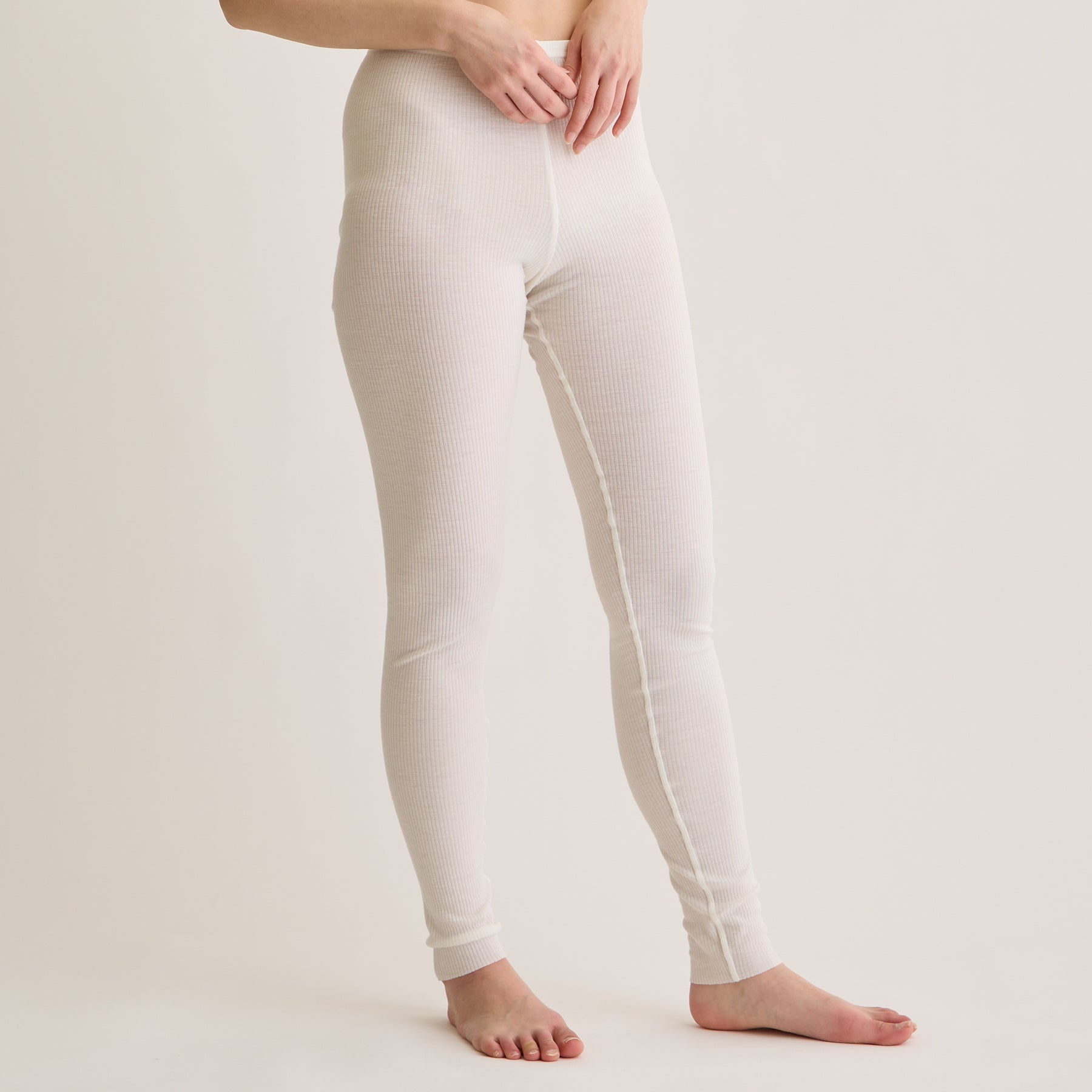 メリノウール100%リブ レギンス, ホワイトのモデル着用画像(斜め前)