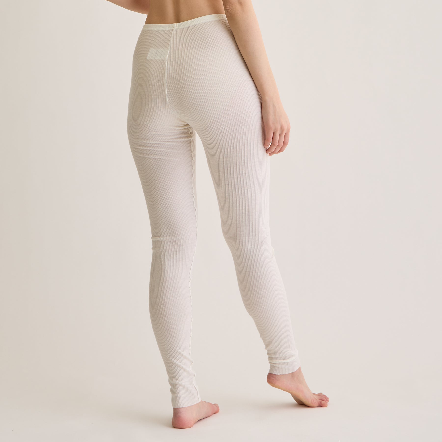 メリノウール100%リブ レギンス, ホワイトのモデル着用画像(斜め後)